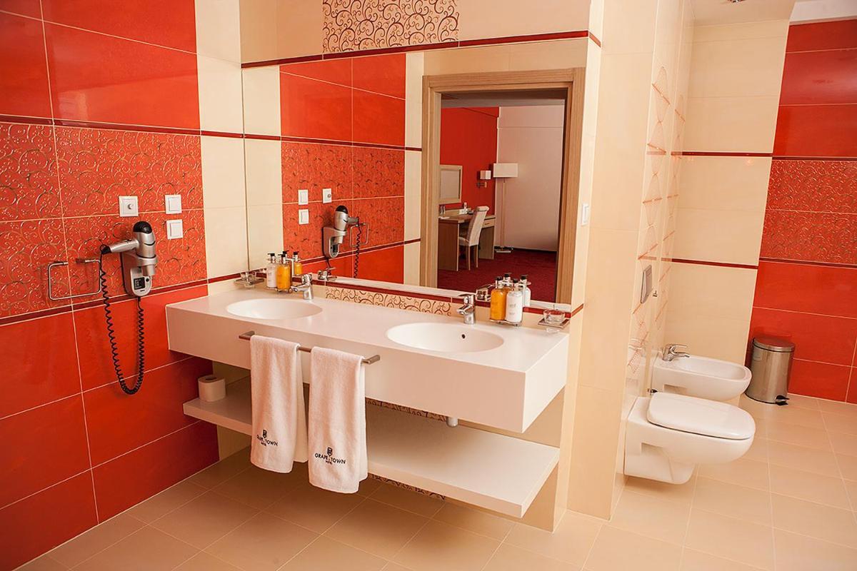 King Suite Spa Bath