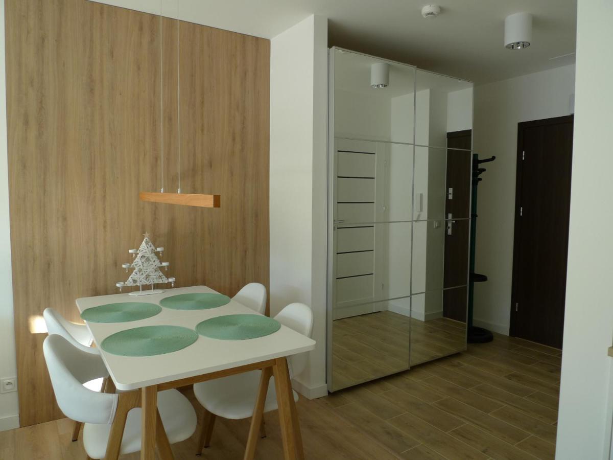 One-Bedroom Apartment Balcony Mountain View