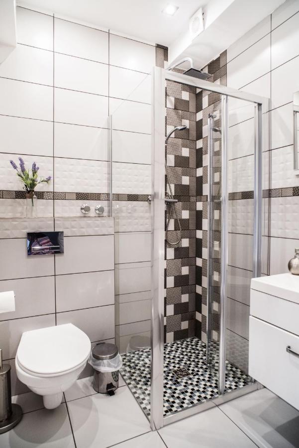 Deluxe Double Room Shower