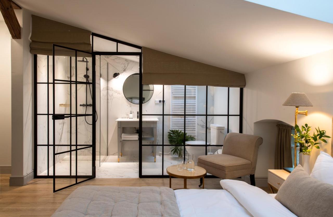 Deluxe Double Room Shower