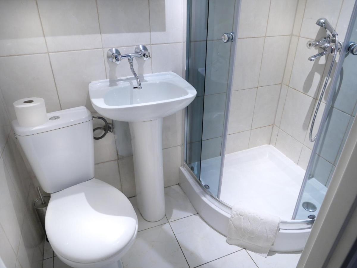 Triple Room Bathroom