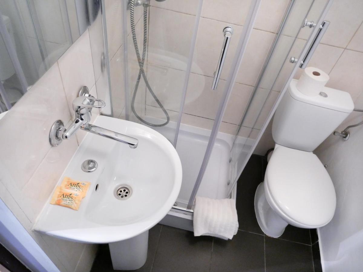 Quadruple Room Bathroom