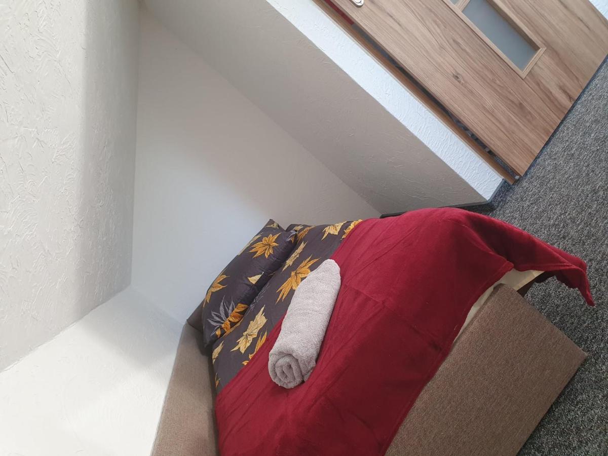 Six-Bedroom House,1158263679:JPEG