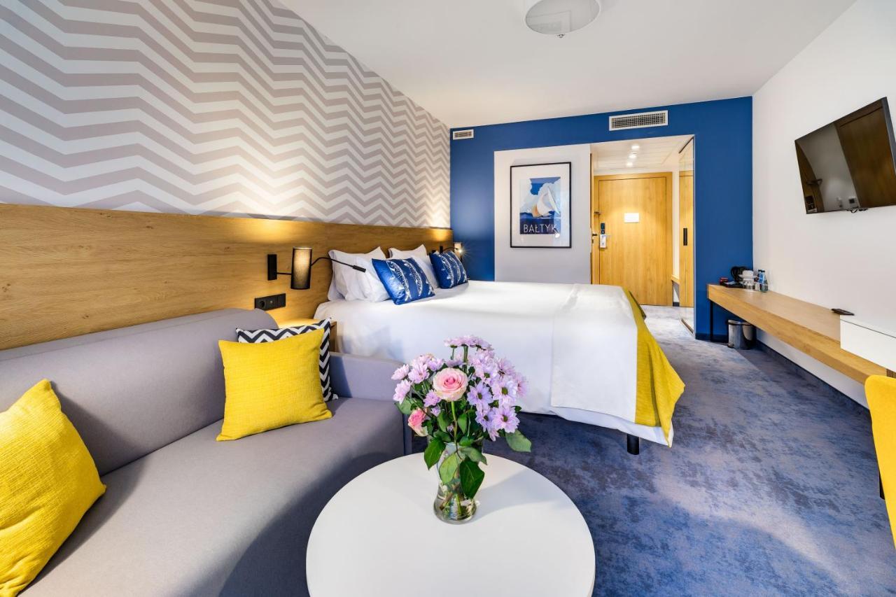 Premium King Room with Sofa Bed and Balcony - Forest View