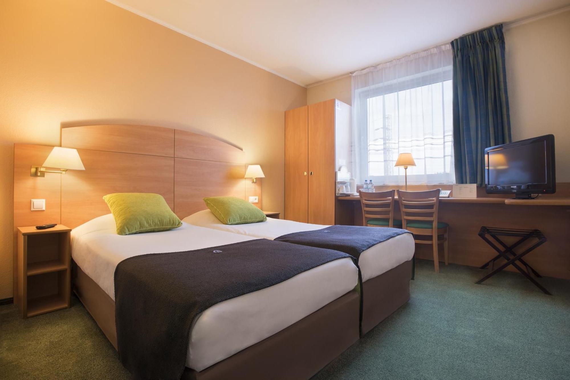 Standard Room 1 Queen Bed