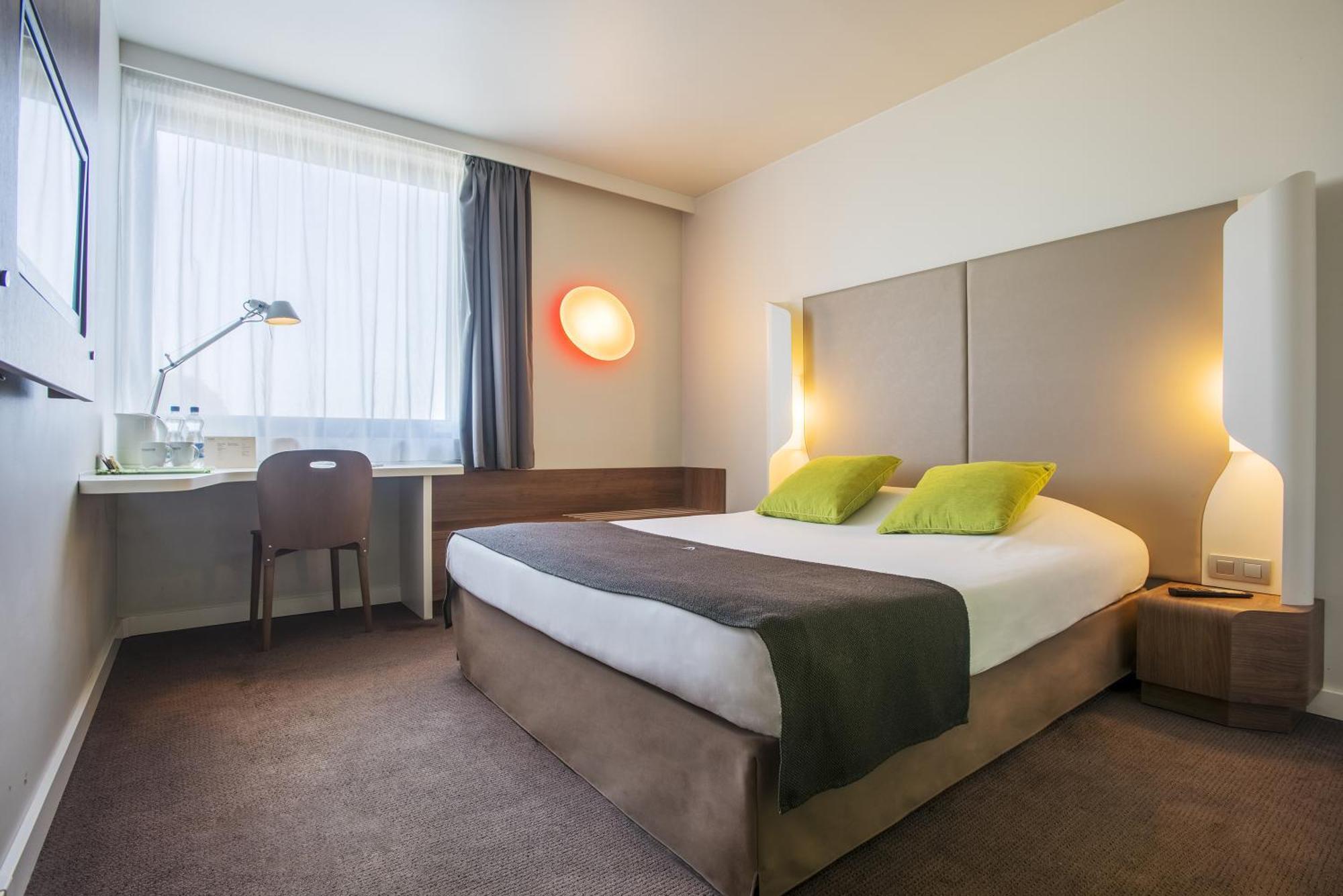 Standard Room 1 Queen Bed