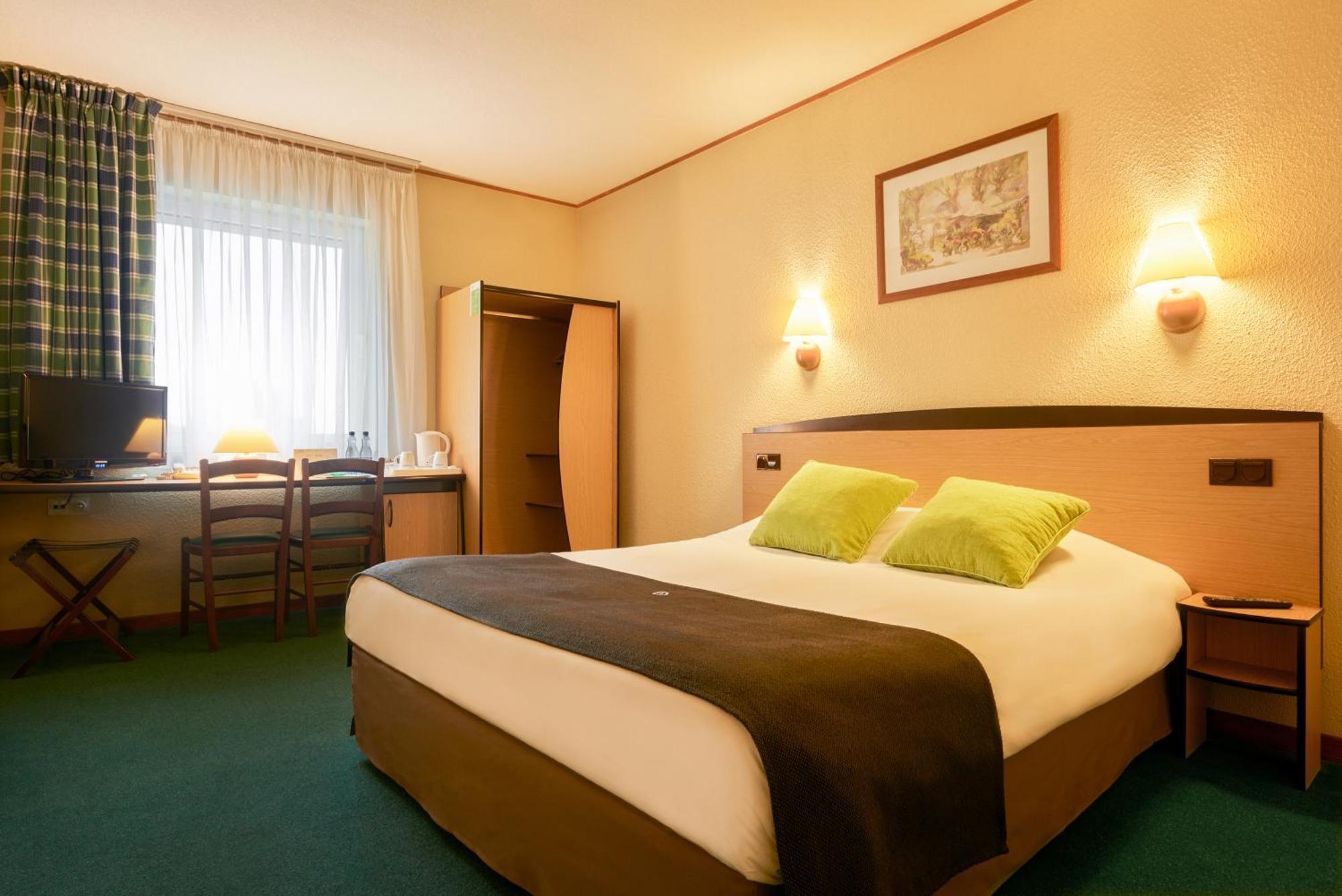 Standard Room 1 Queen Bed