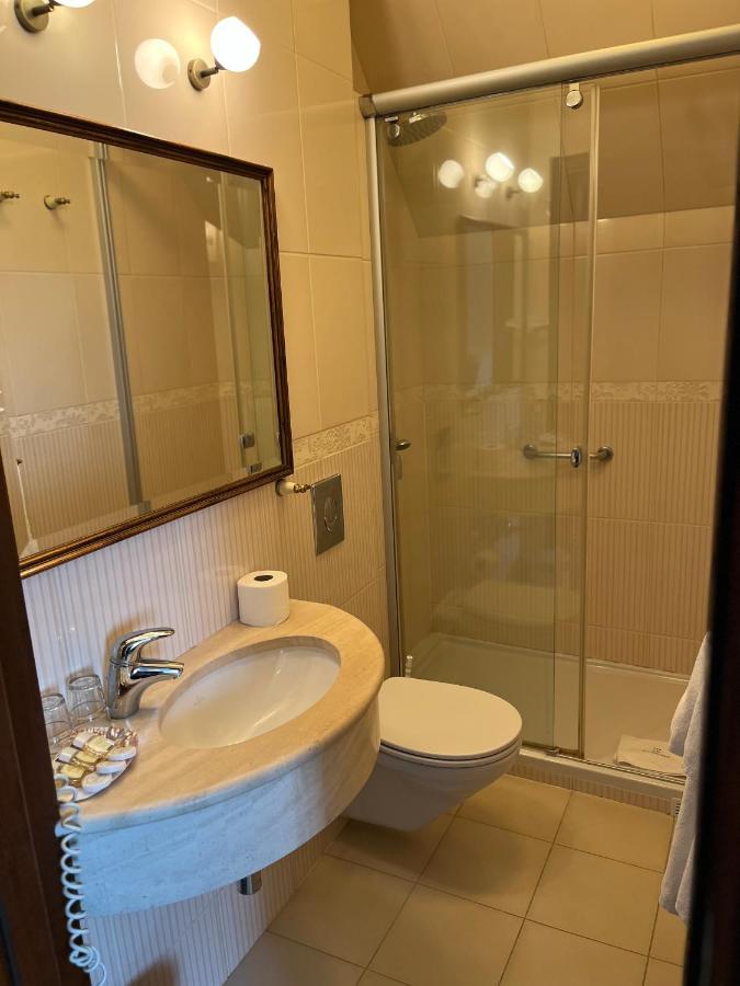 Comfort Triple Room Shower