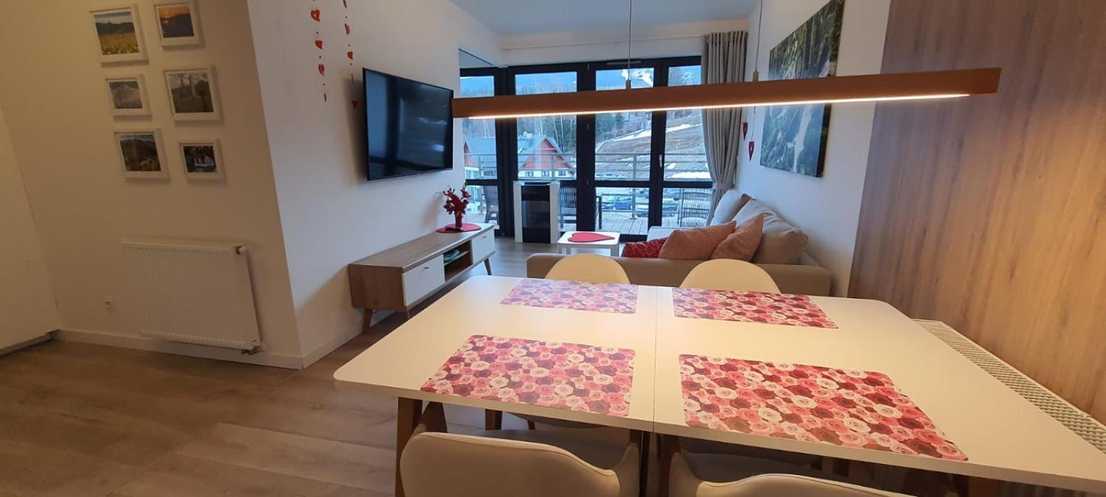 One-Bedroom Apartment Balcony Mountain View