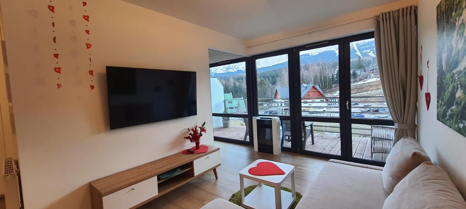 One-Bedroom Apartment Balcony Mountain View
