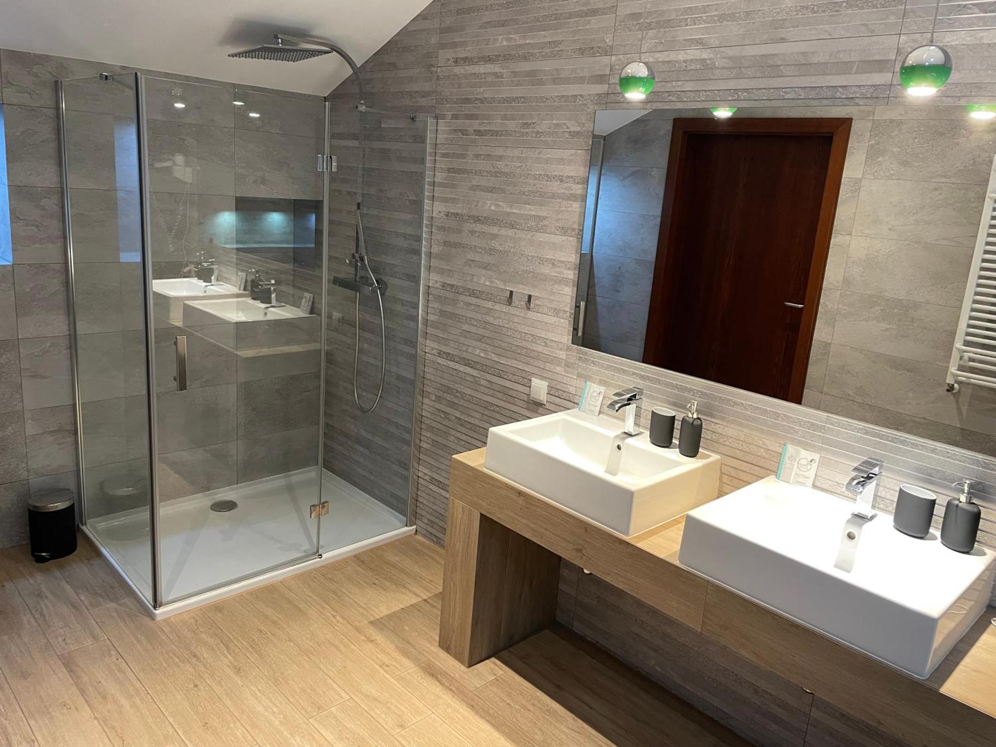 Deluxe Double Room Bath