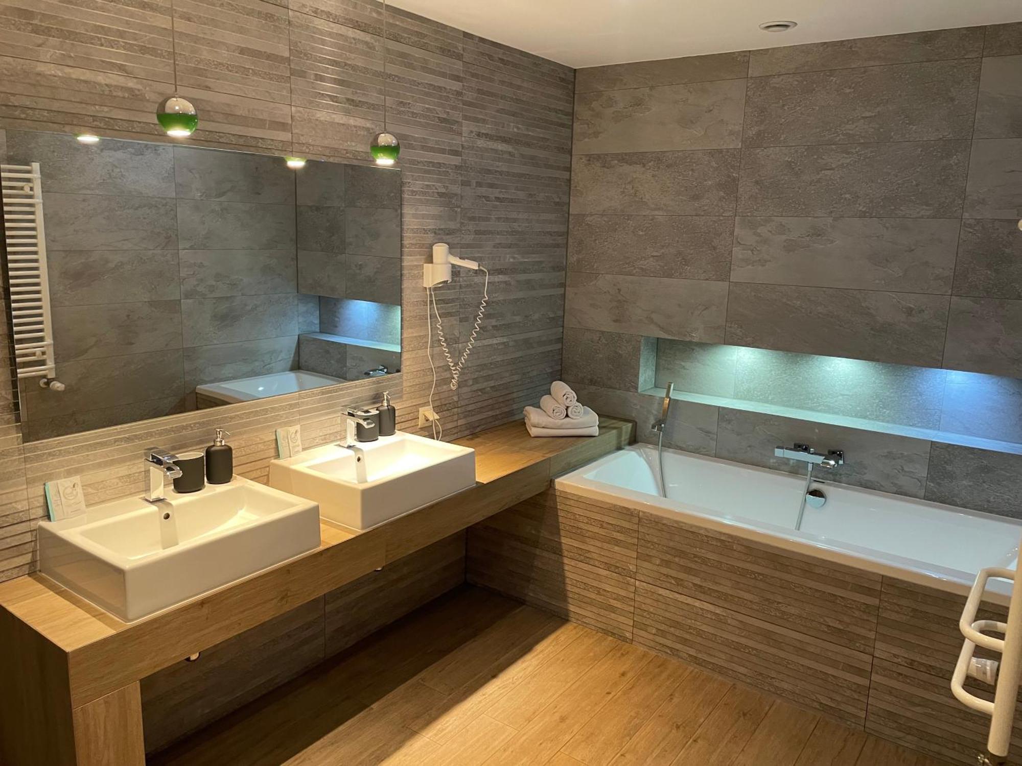 Deluxe Double Room Bath