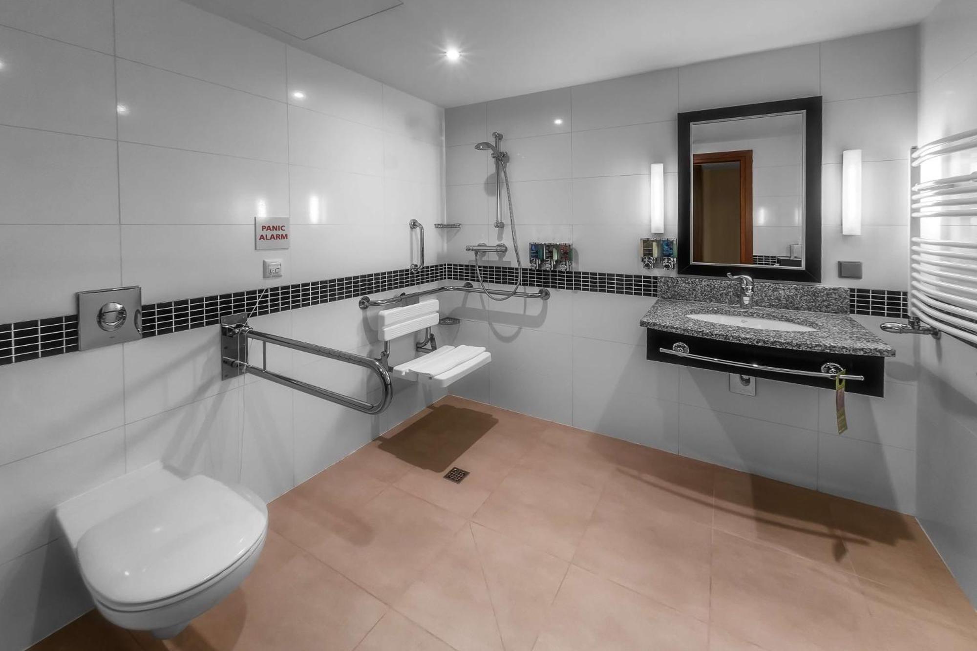 Queen Room Accessible