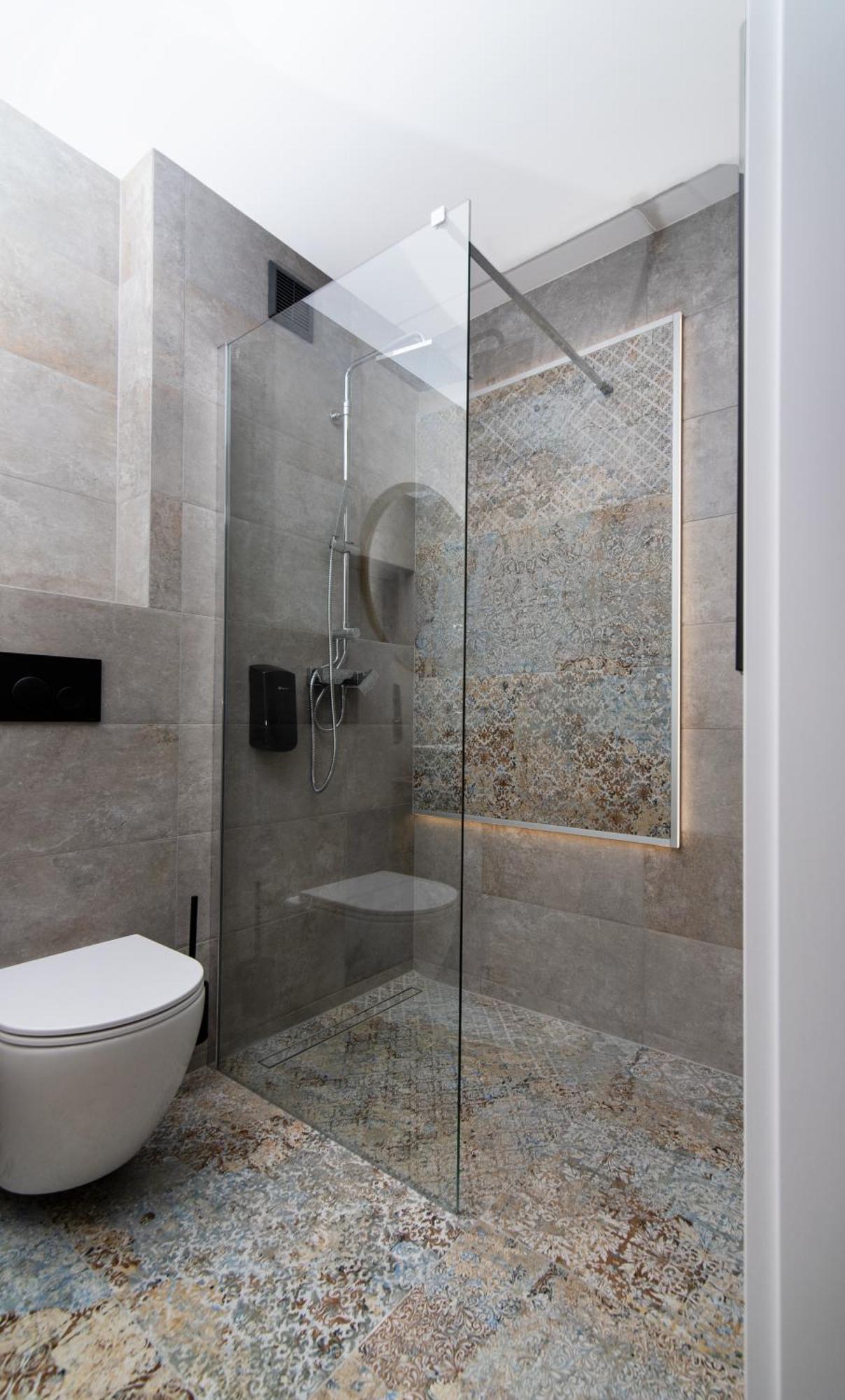 Family Room Private Bathroom
