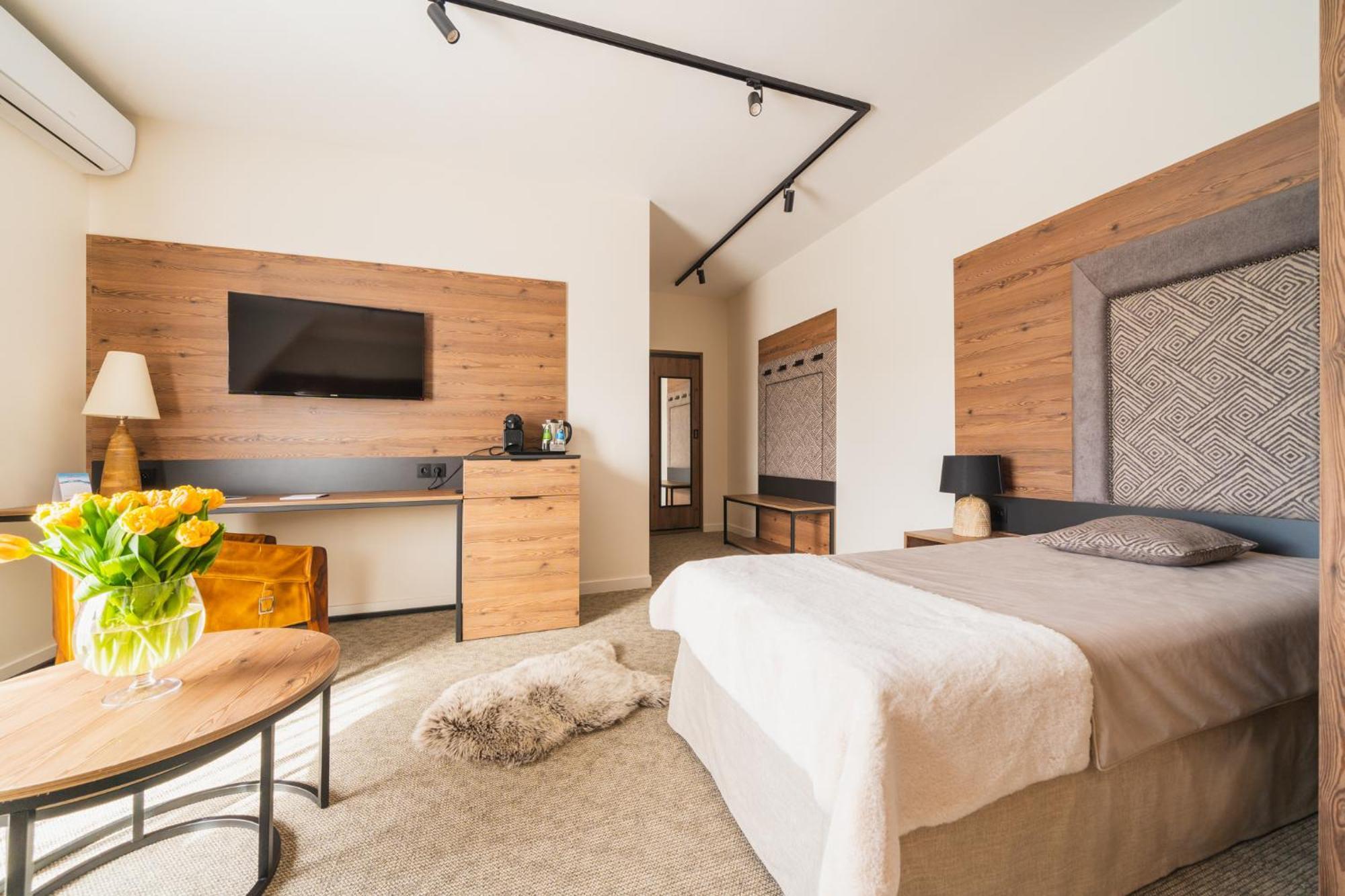 Triple room bathroom unlimited access to water park