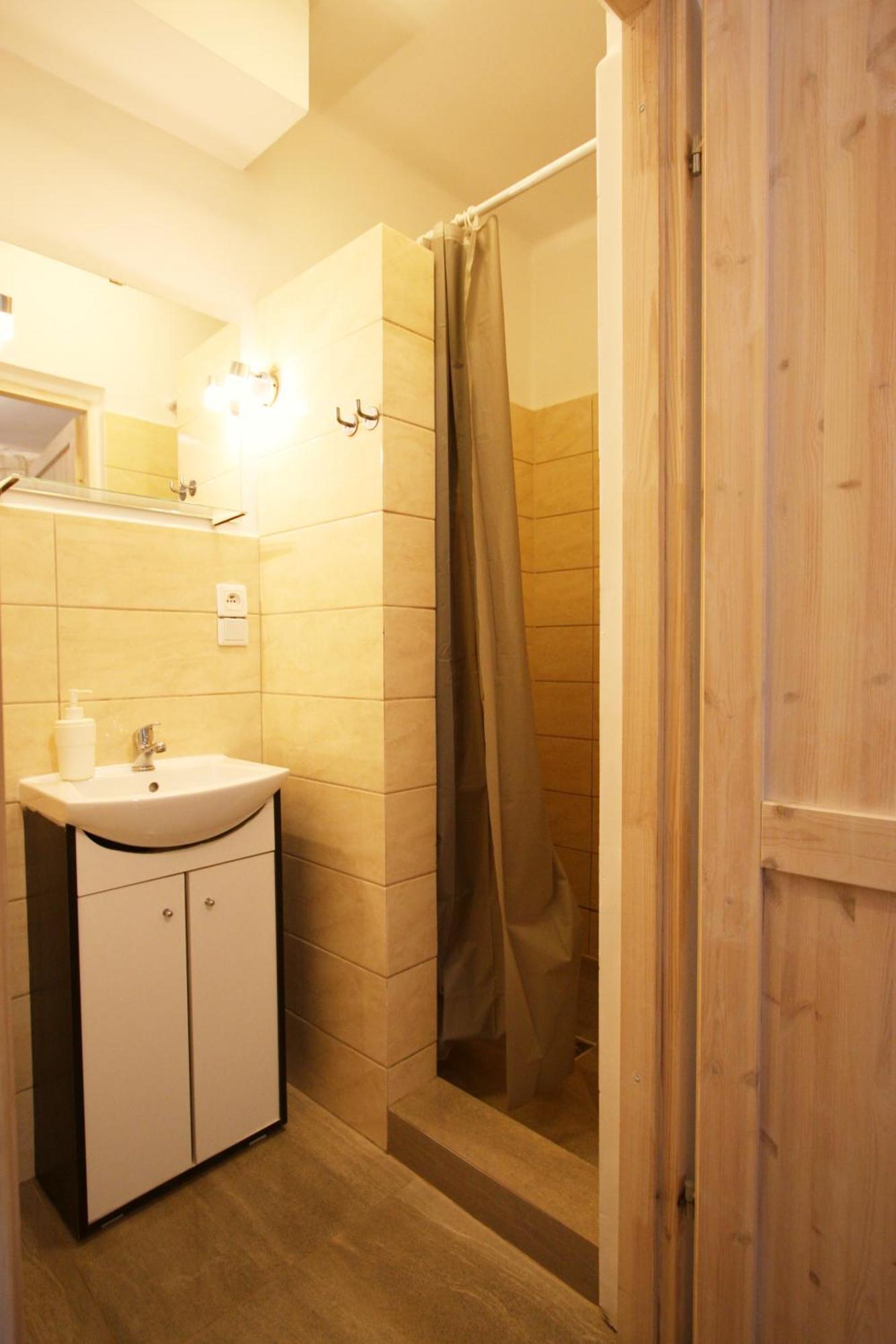 Deluxe Double Room Shower