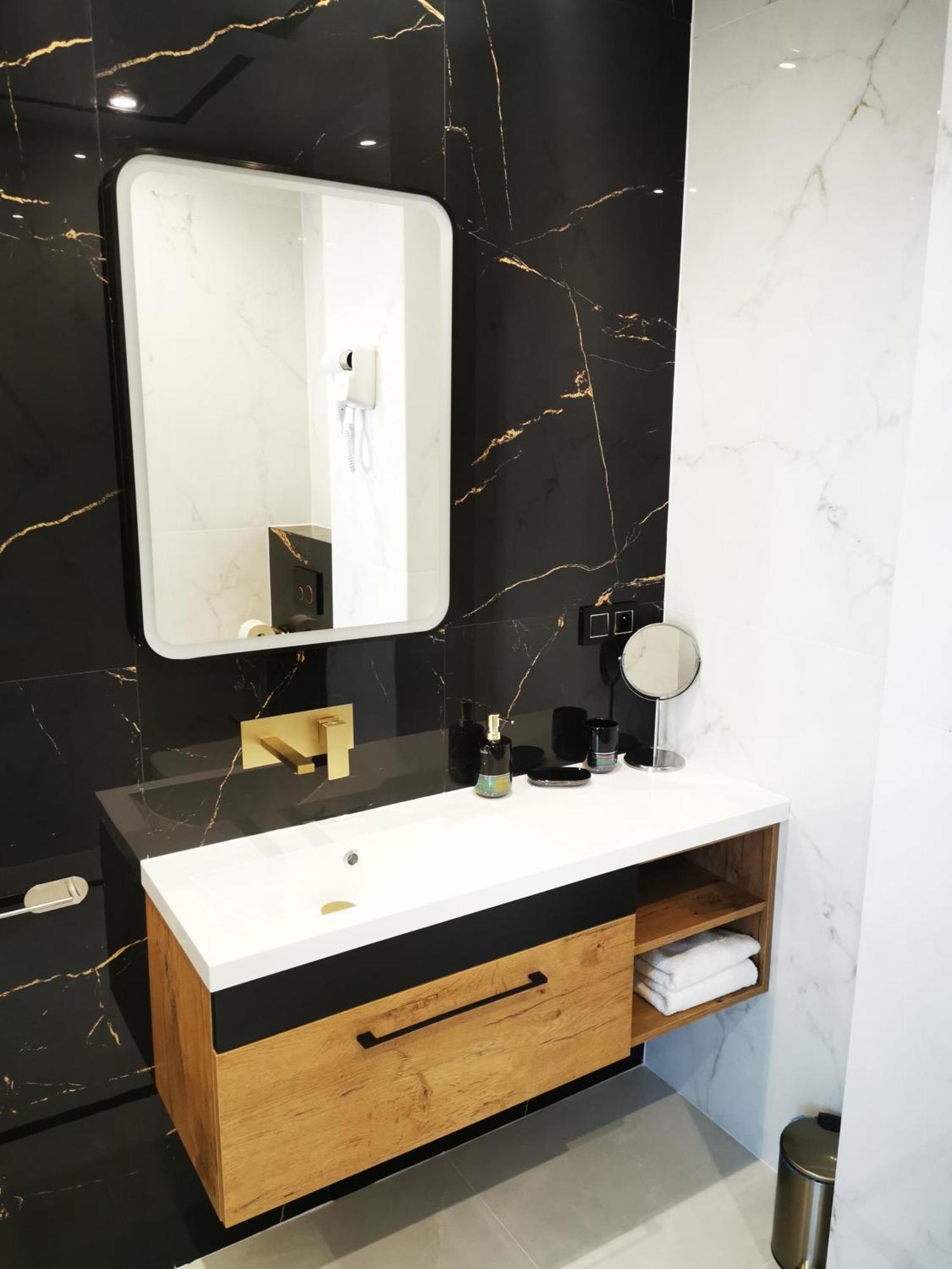 Deluxe Double Room Shower