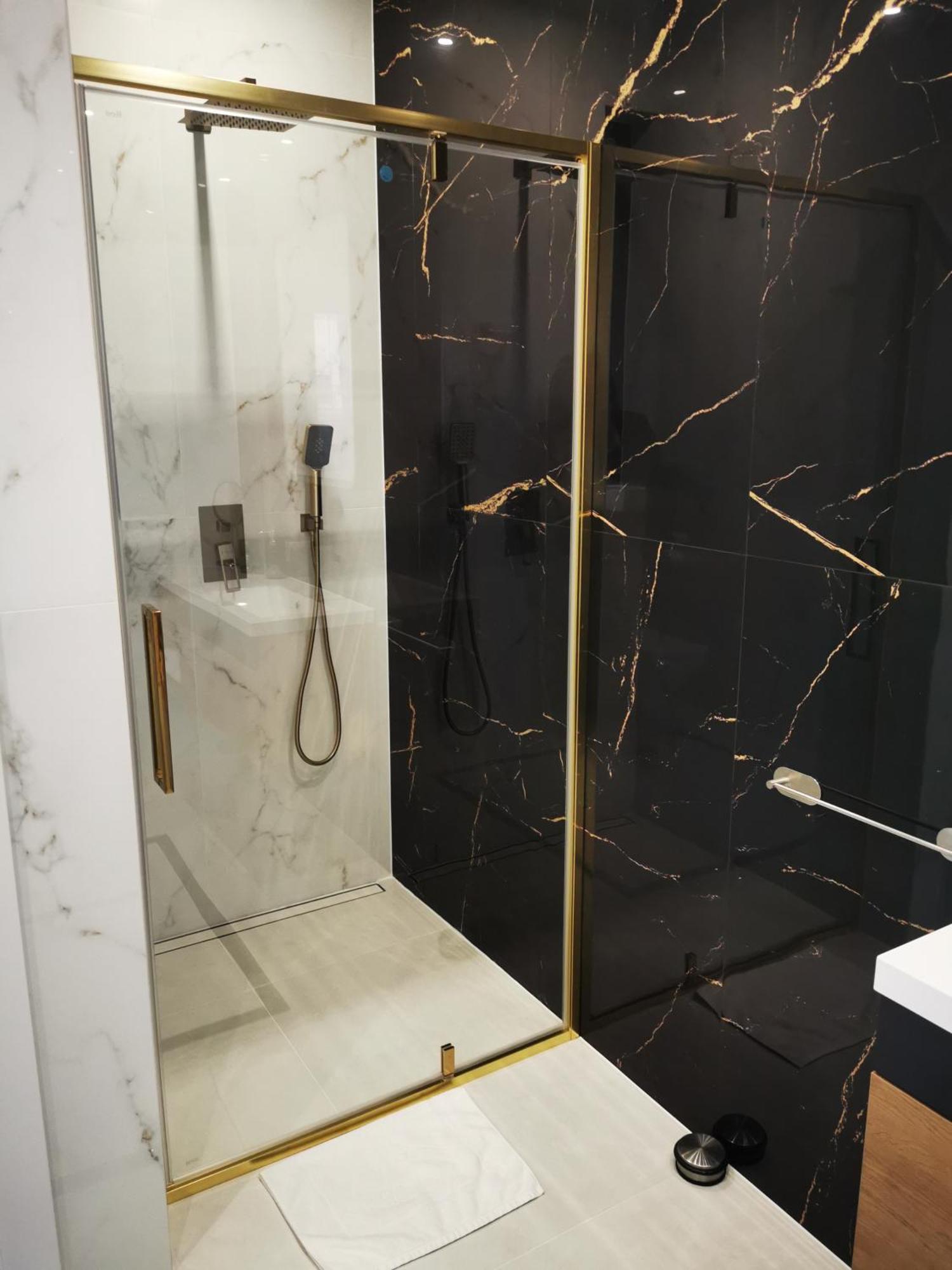 Deluxe Double Room Shower