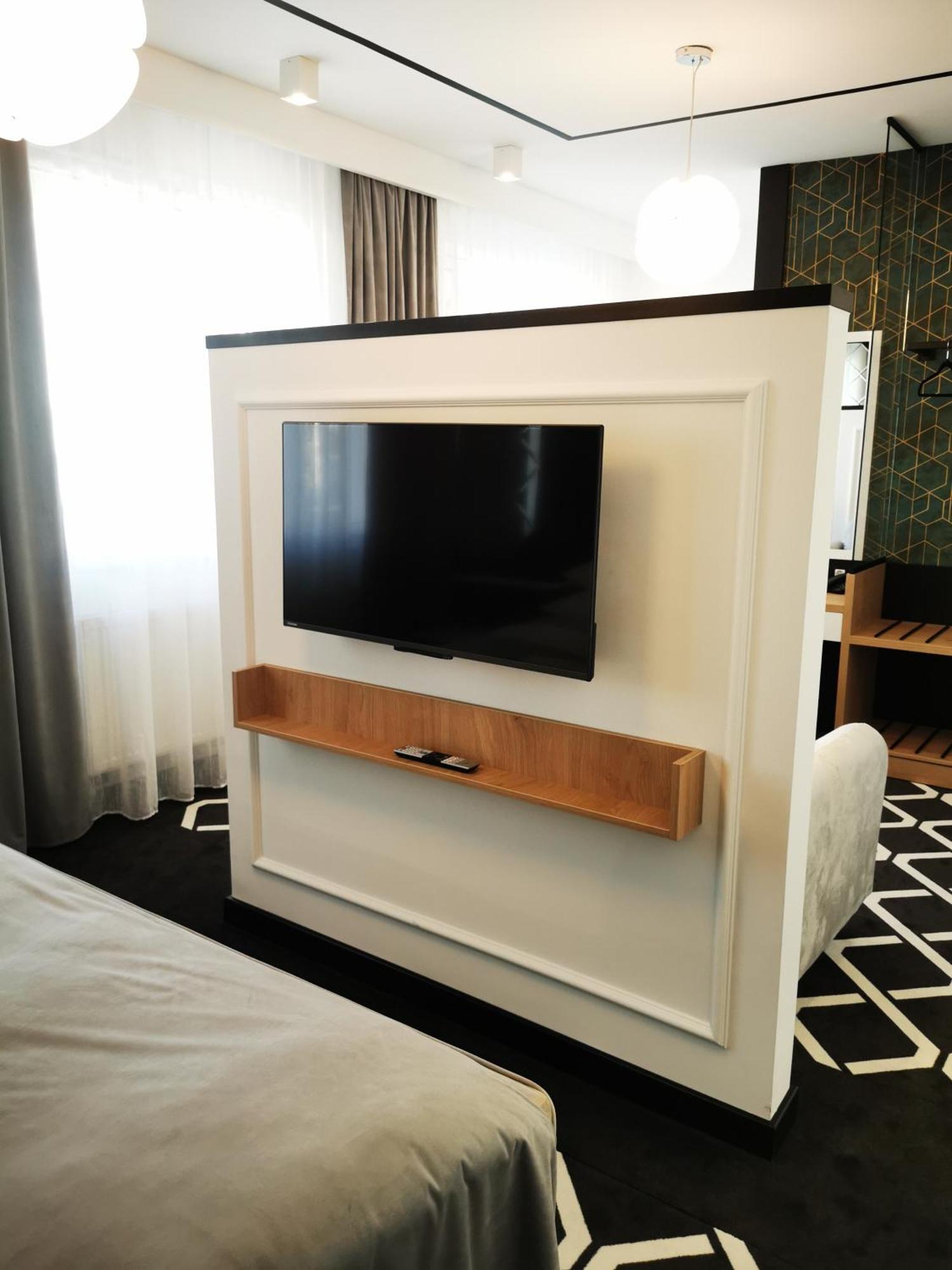 Deluxe Double Room Shower