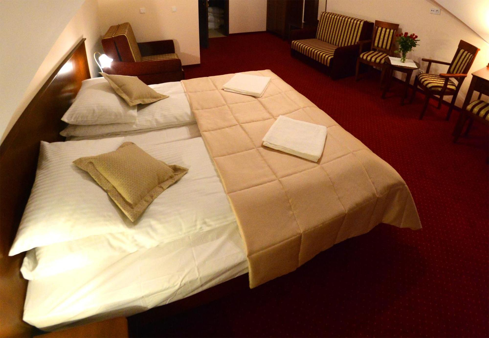 Quintuple Room