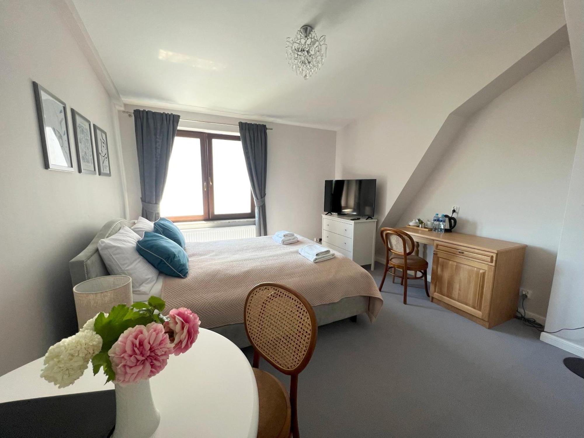 Standard Queen Room
