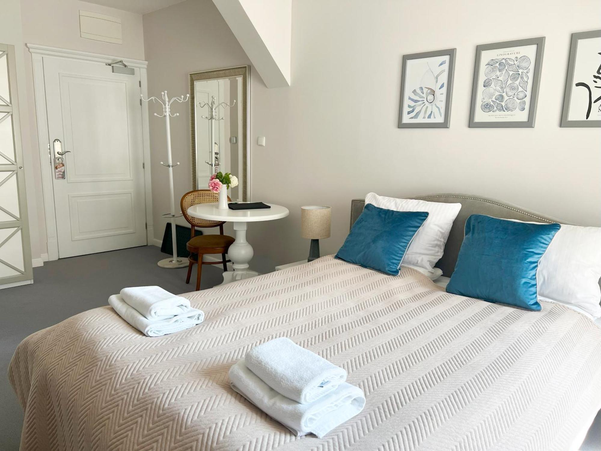 Standard Queen Room