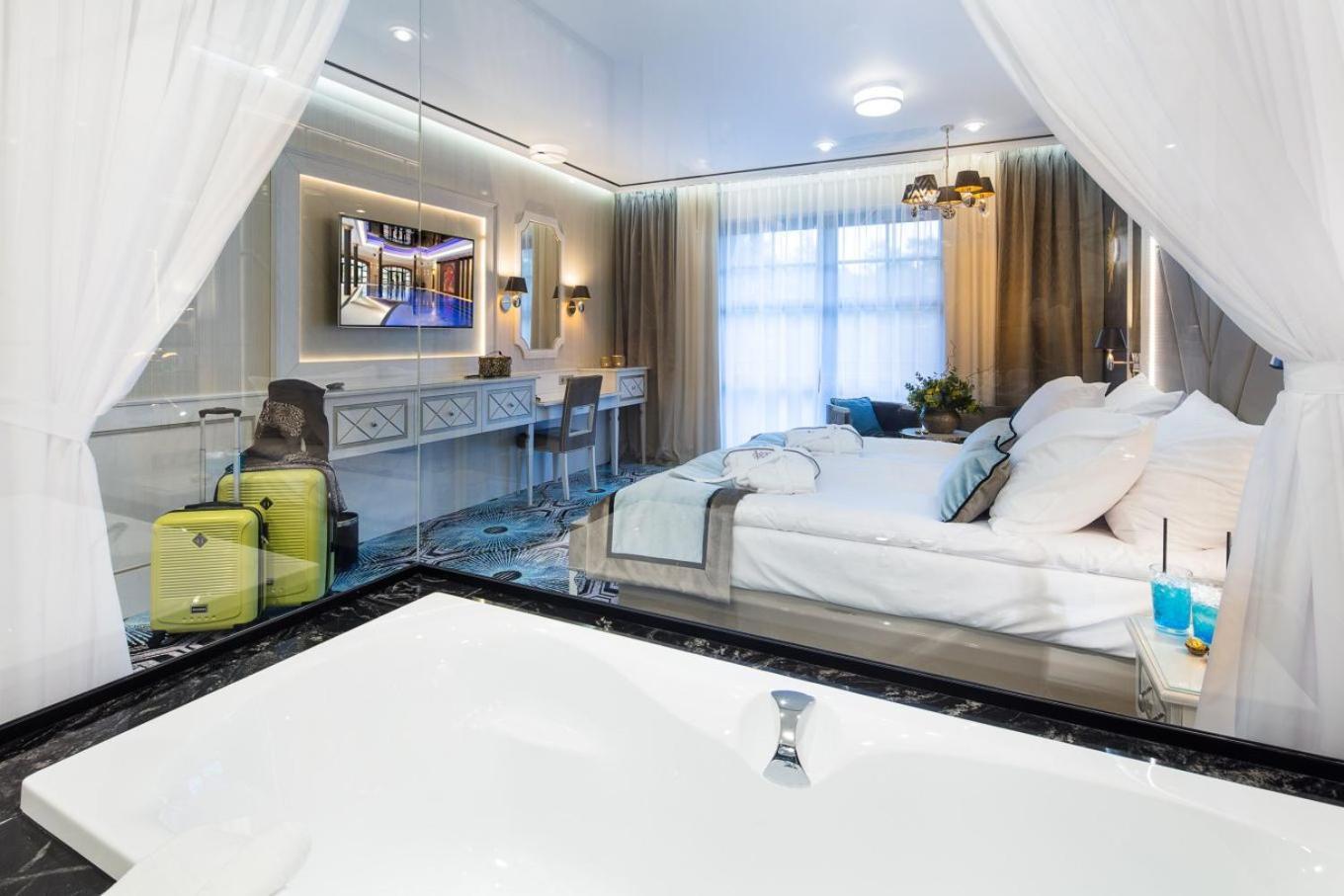 Deluxe Double Room Bath Building B
