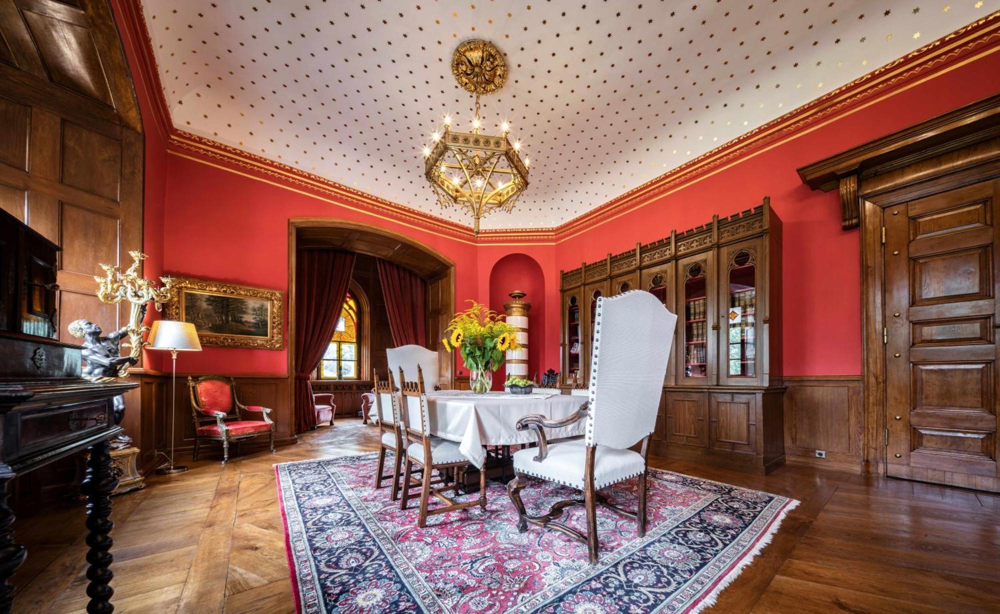 Deluxe One-Bedroom Apartment