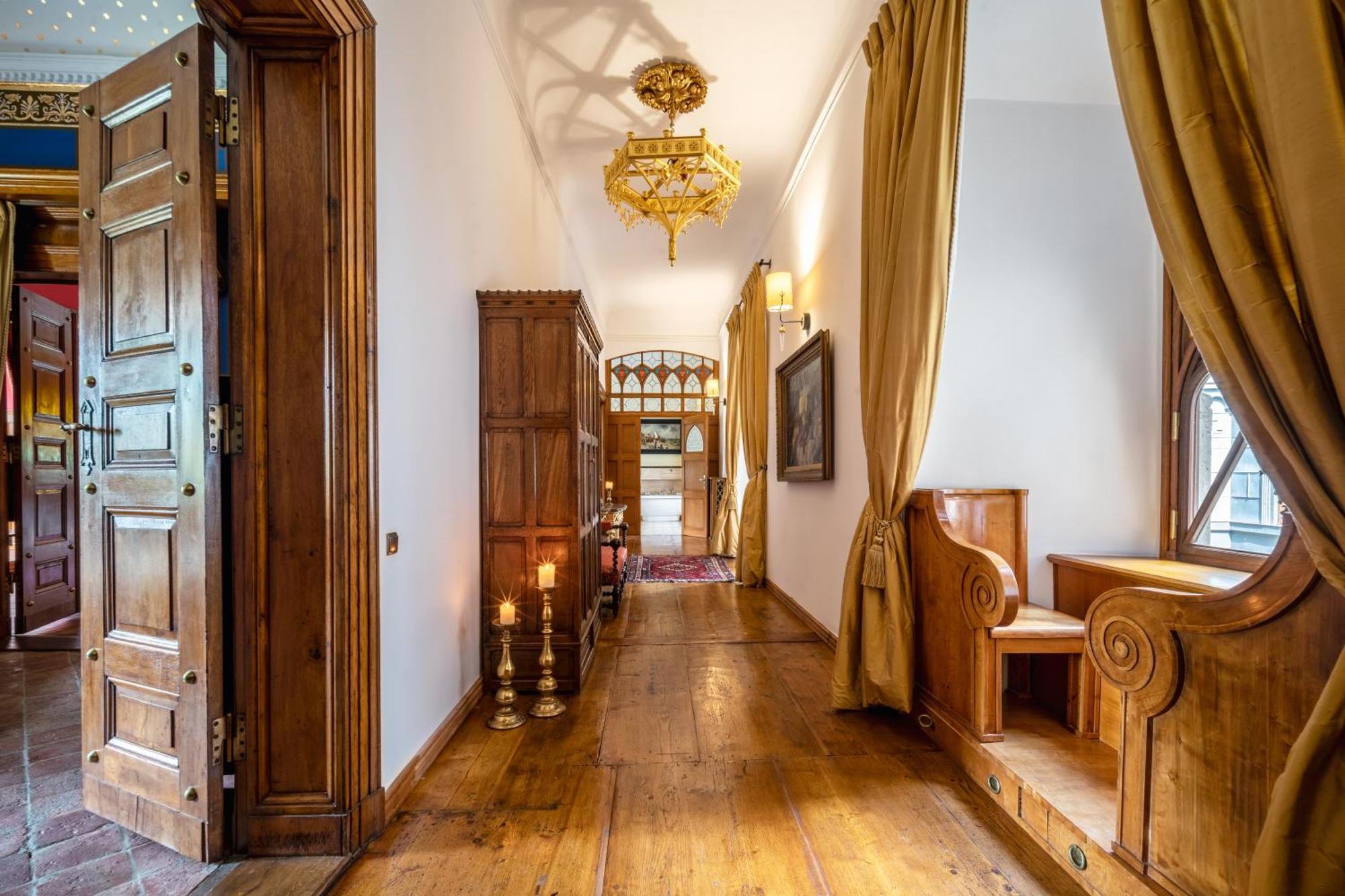 Deluxe One-Bedroom Apartment