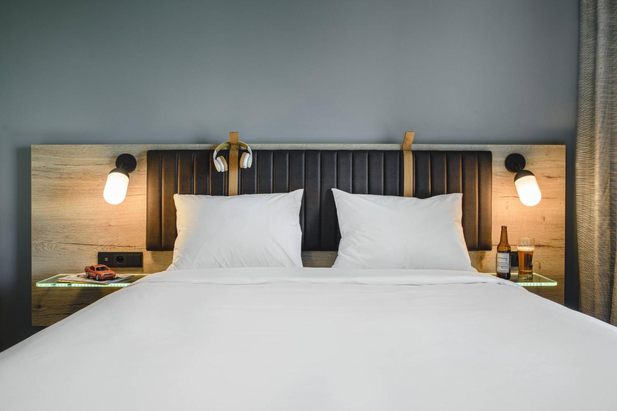 Moxy Sleeper Guest room 1 Queen
