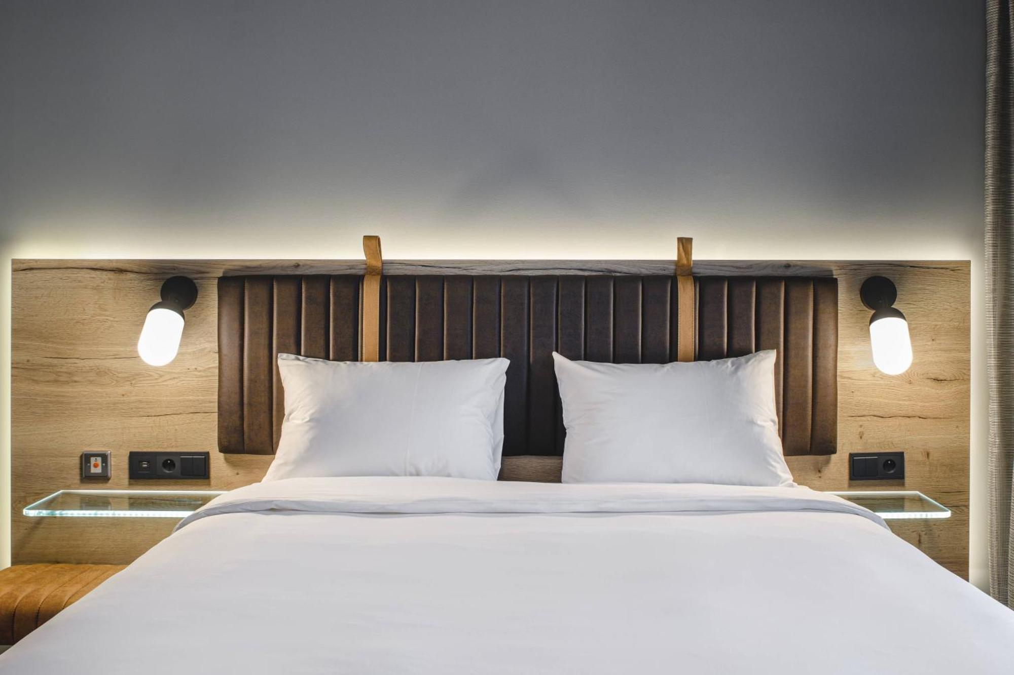 Moxy Sleeper Guest room 1 Queen
