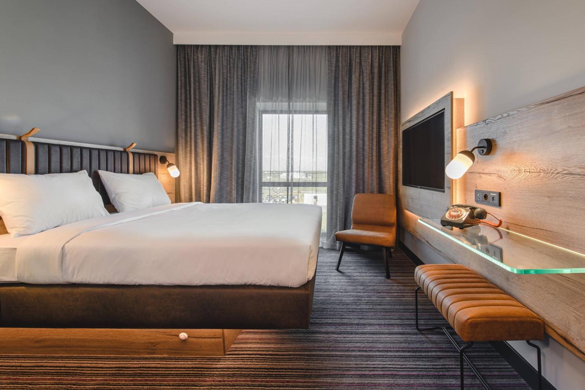 Moxy Sleeper Guest room 1 Queen