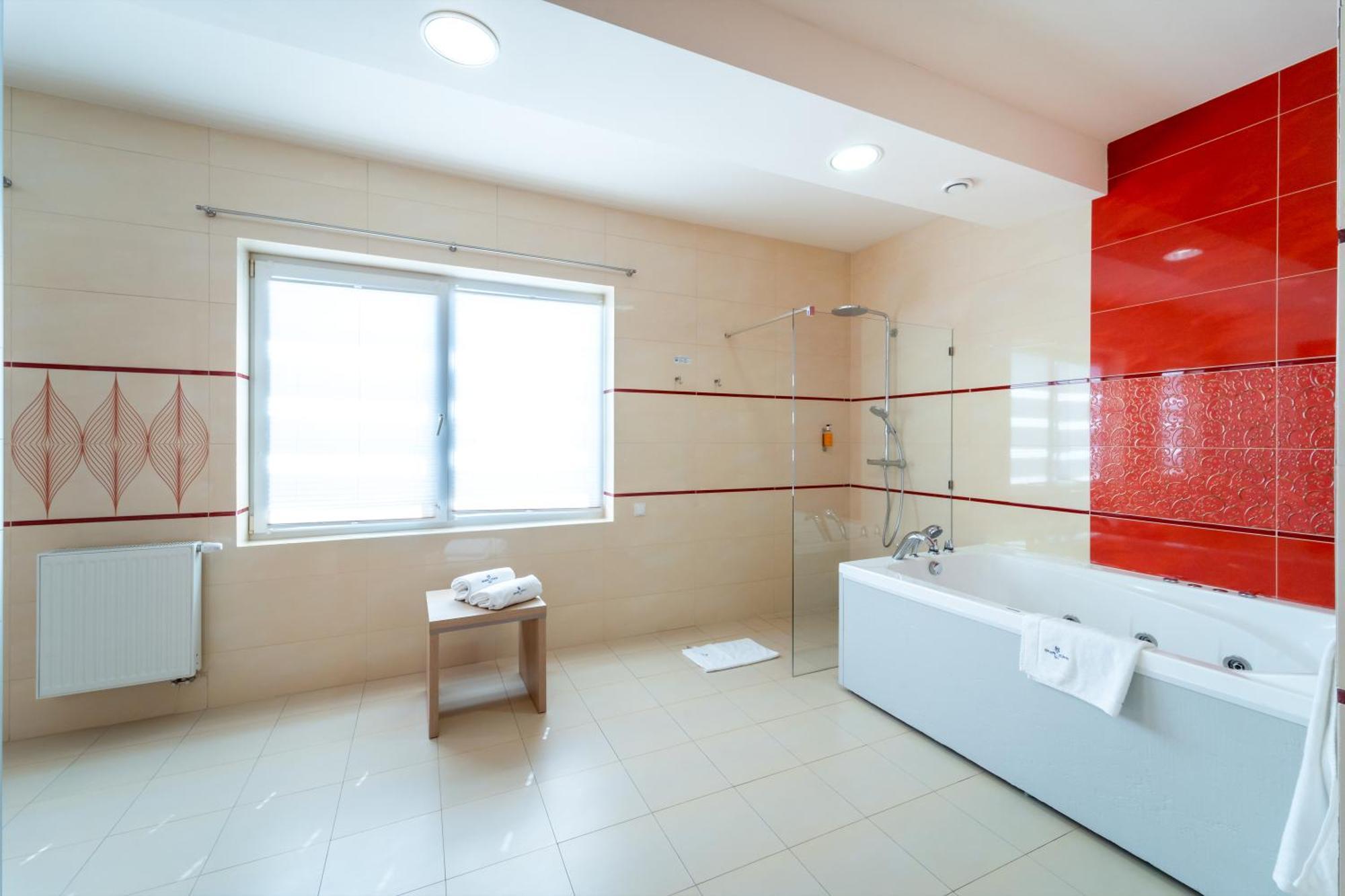 King Suite Spa Bath