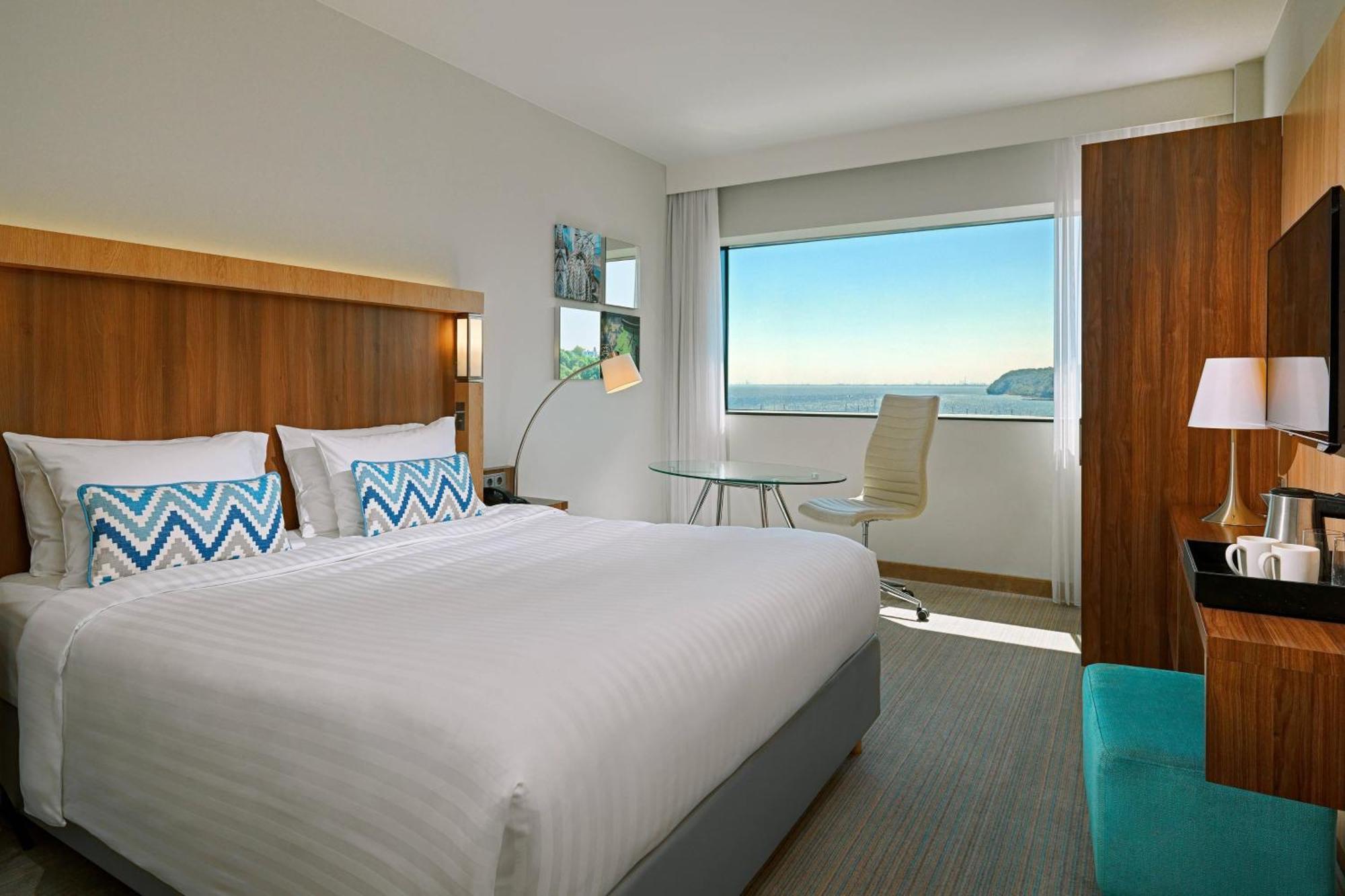 Guest room 1 King Partial sea view