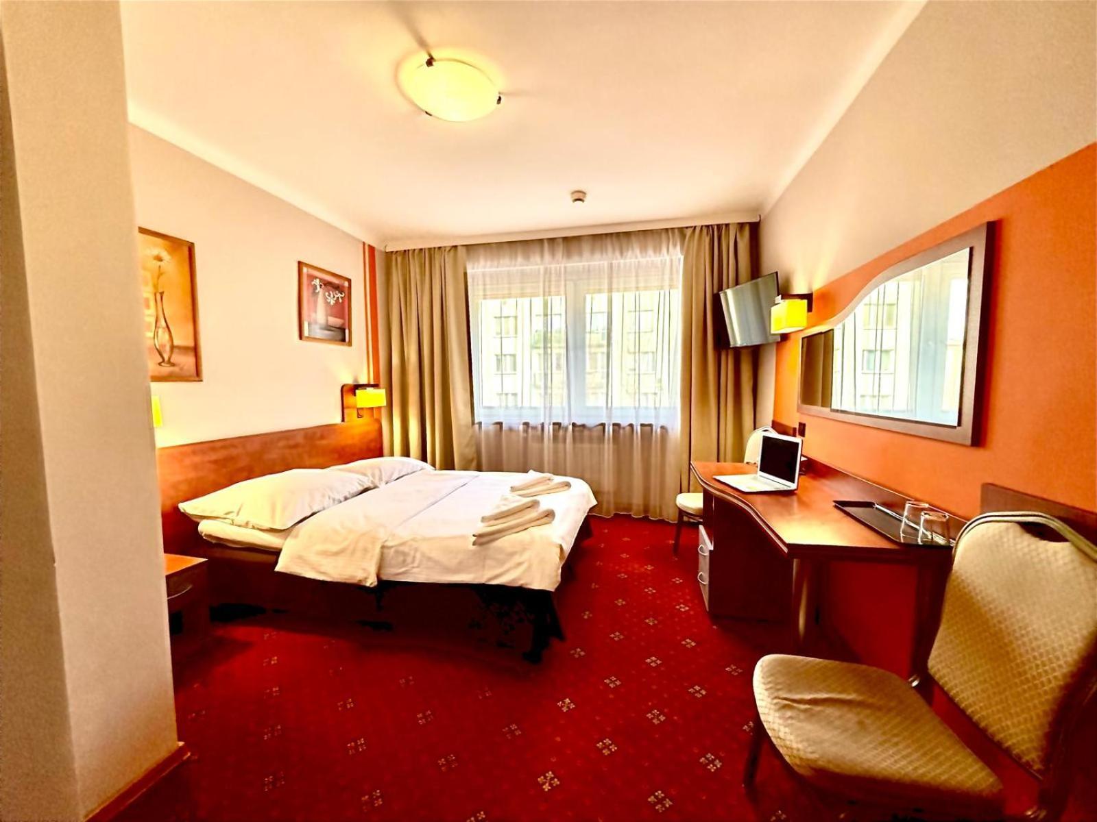 Standard Queen Room