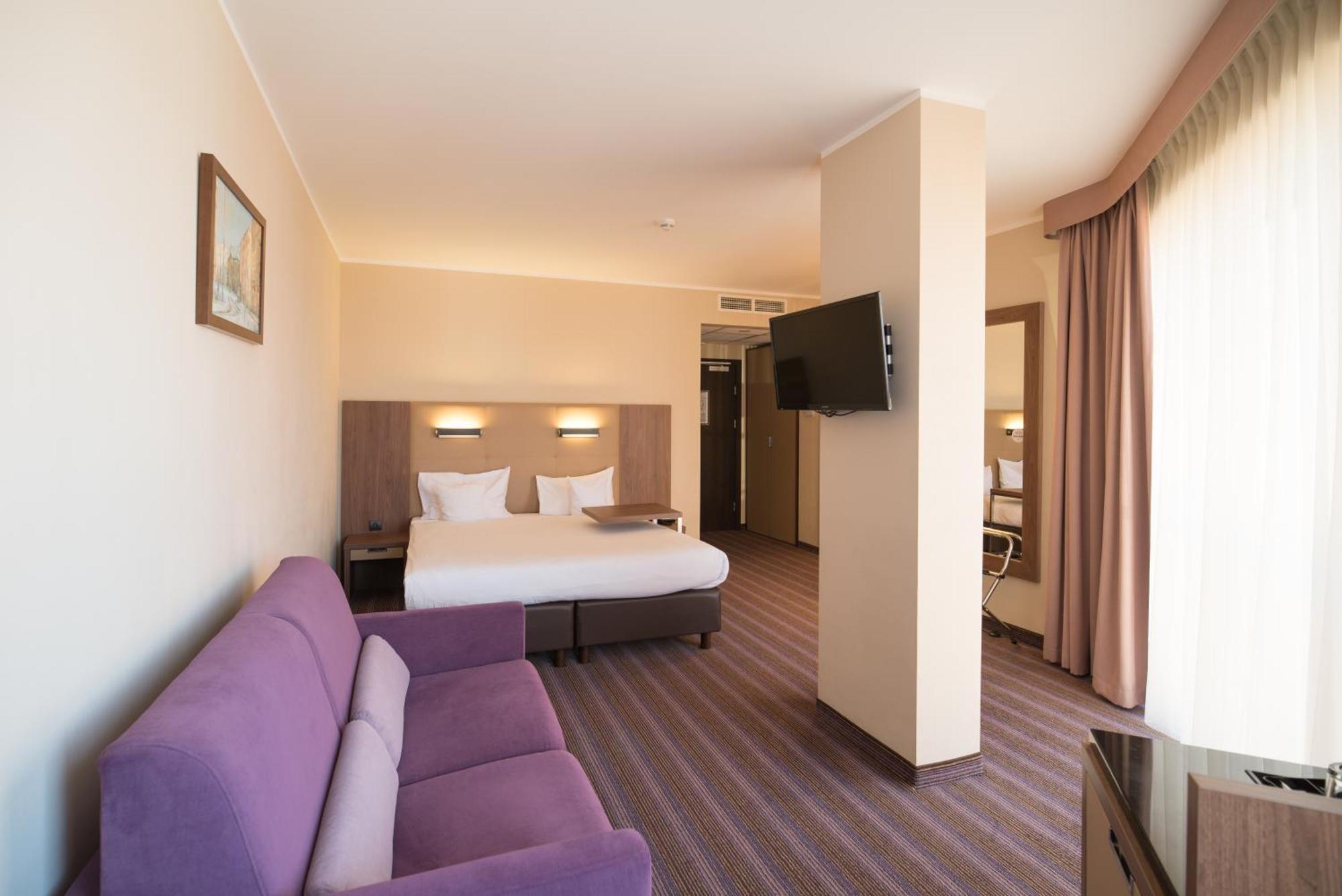 Deluxe Queen Room