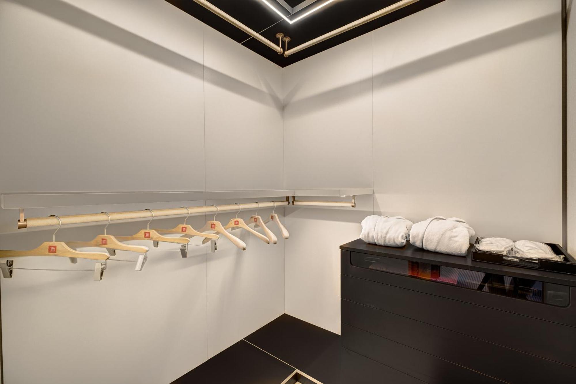 One-Bedroom Apartment Lake View Annex