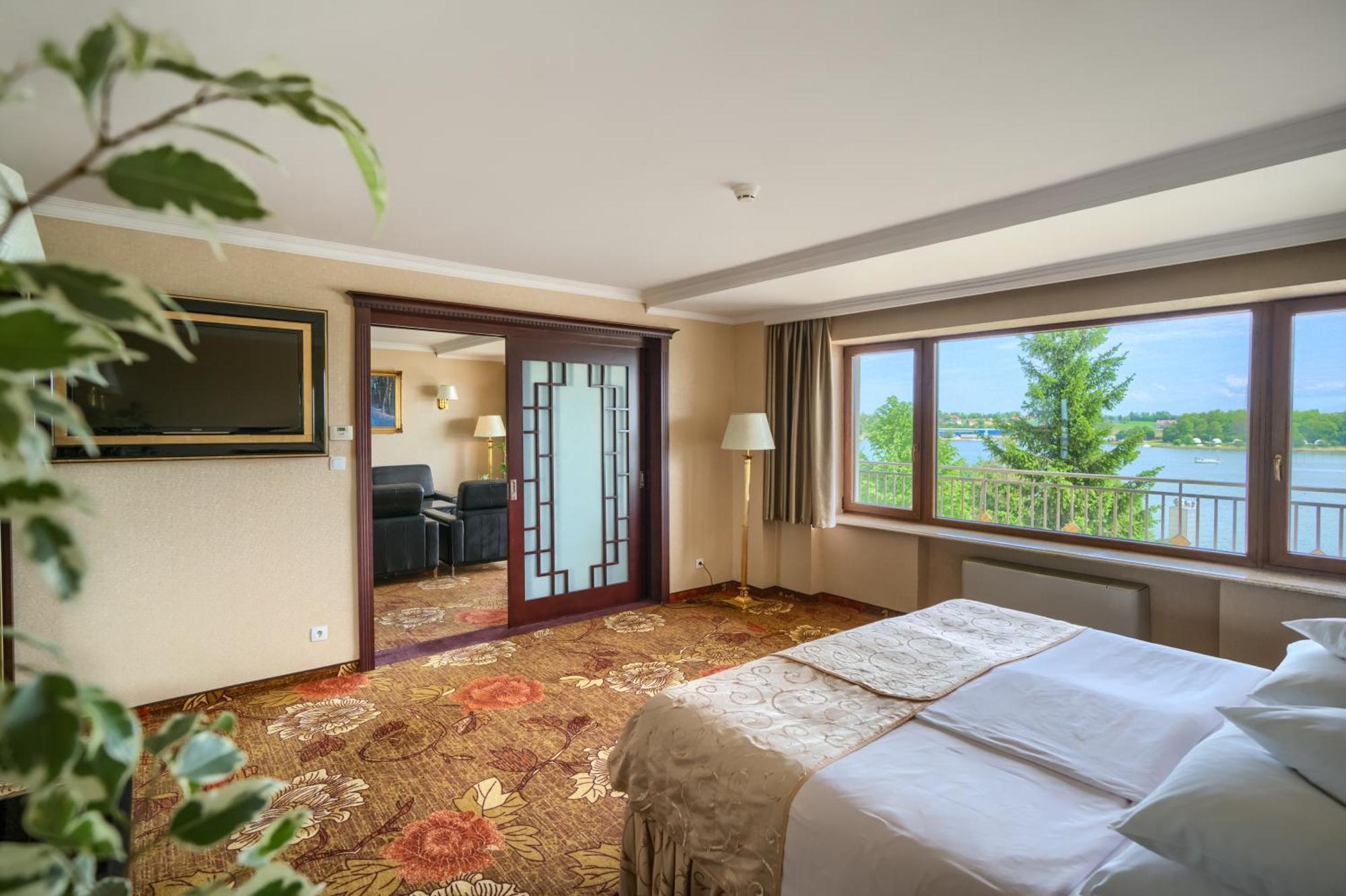 One-Bedroom Apartment Lake View