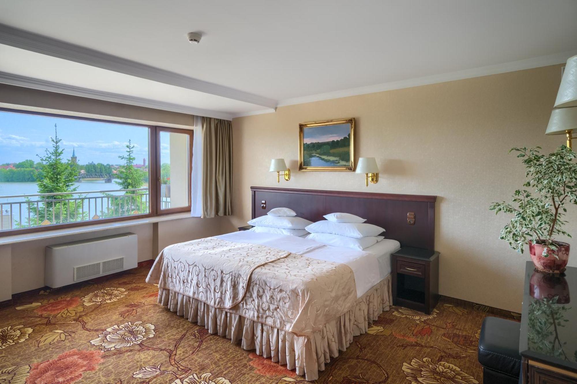 One-Bedroom Apartment Lake View
