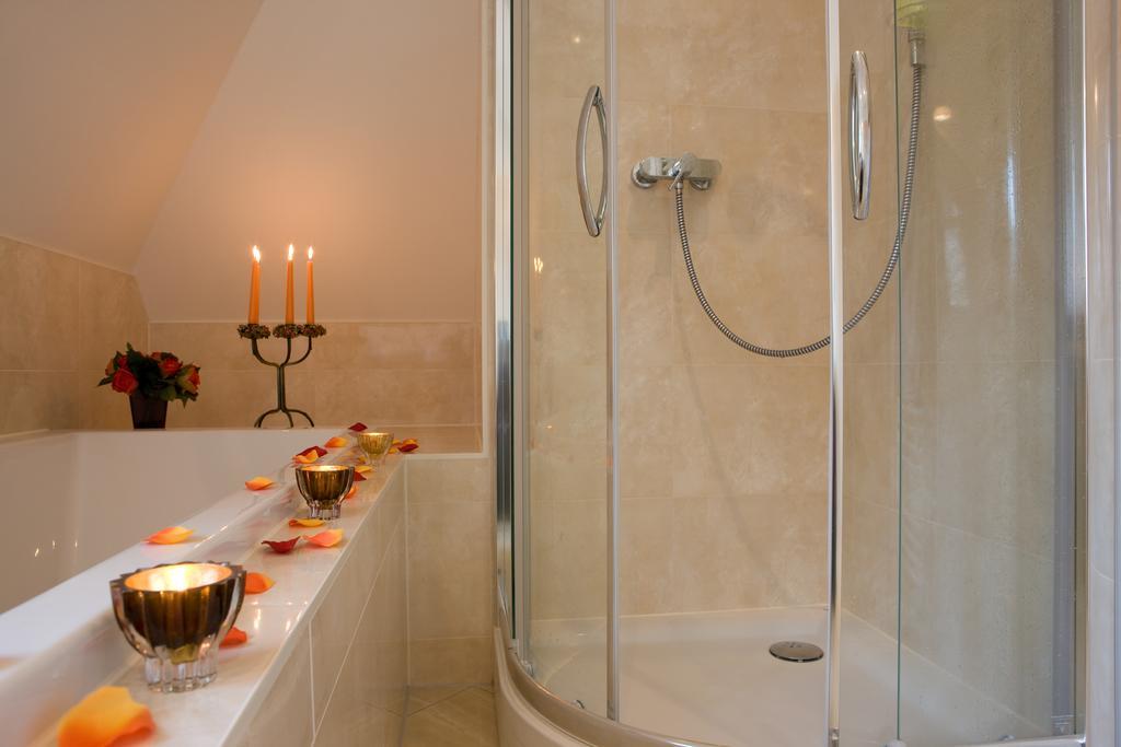 One-Bedroom Queen Suite a Double Bath