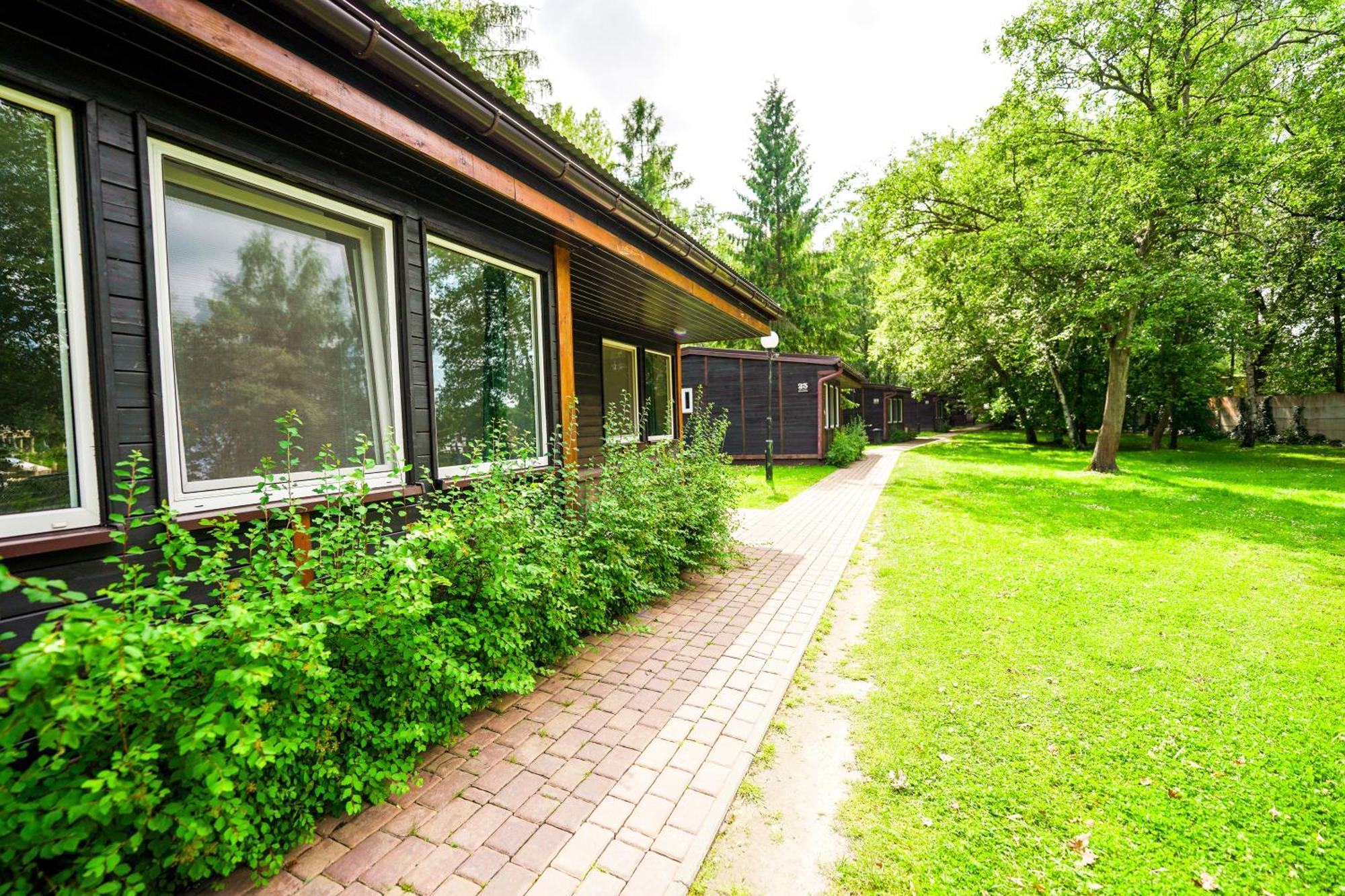 Single-story chalet