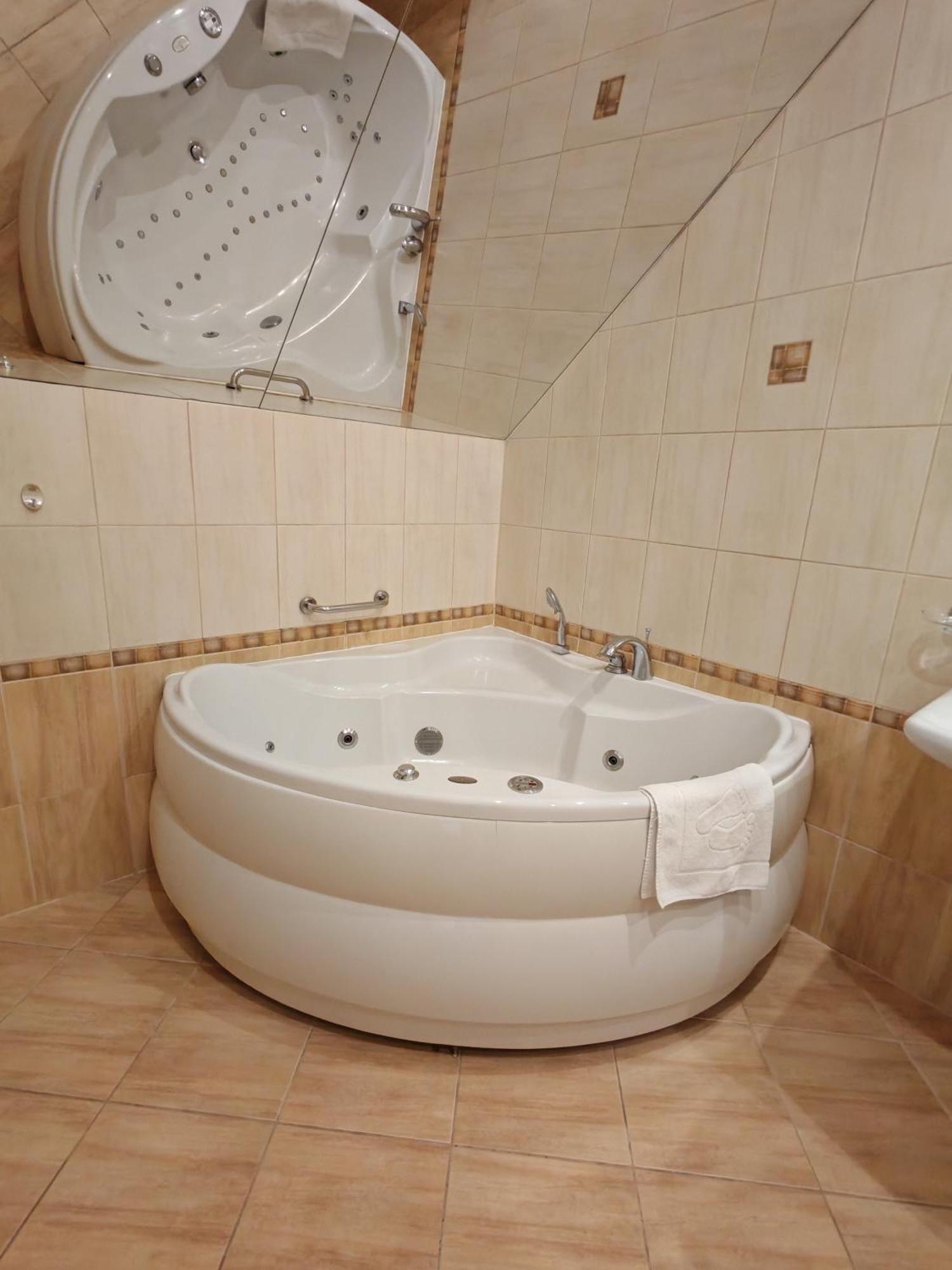 King Room Spa Bath