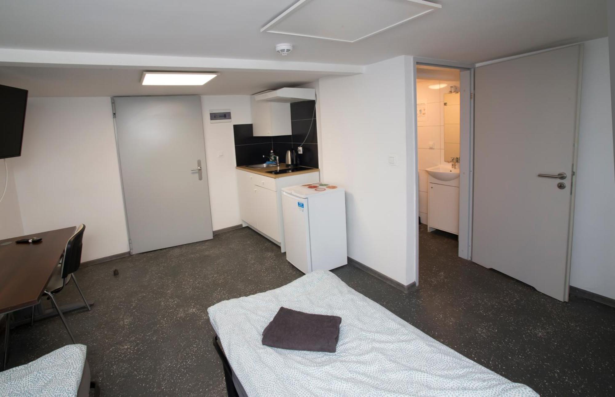 Twin Room Bathroom souterrain