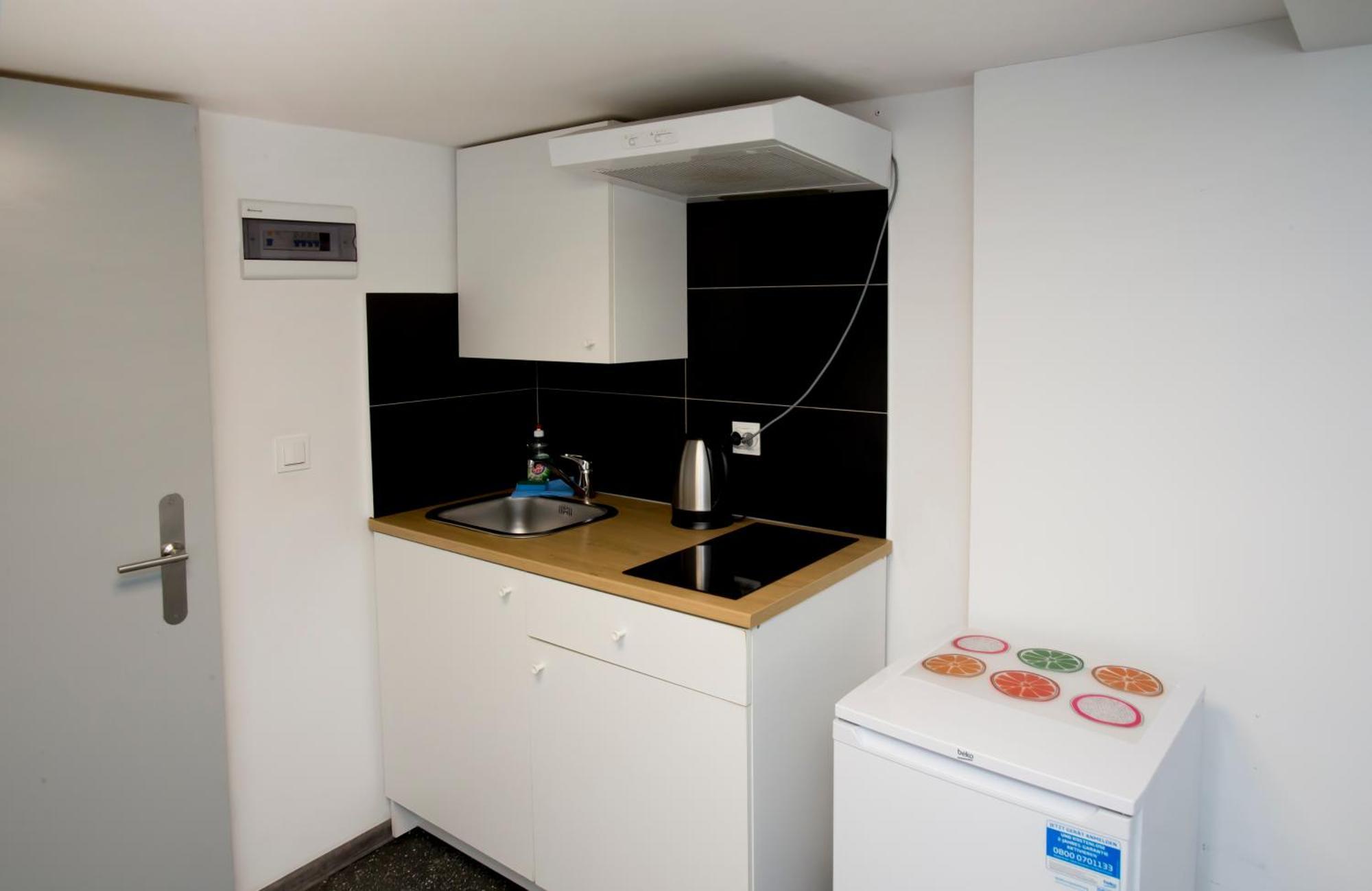 Twin Room Bathroom souterrain