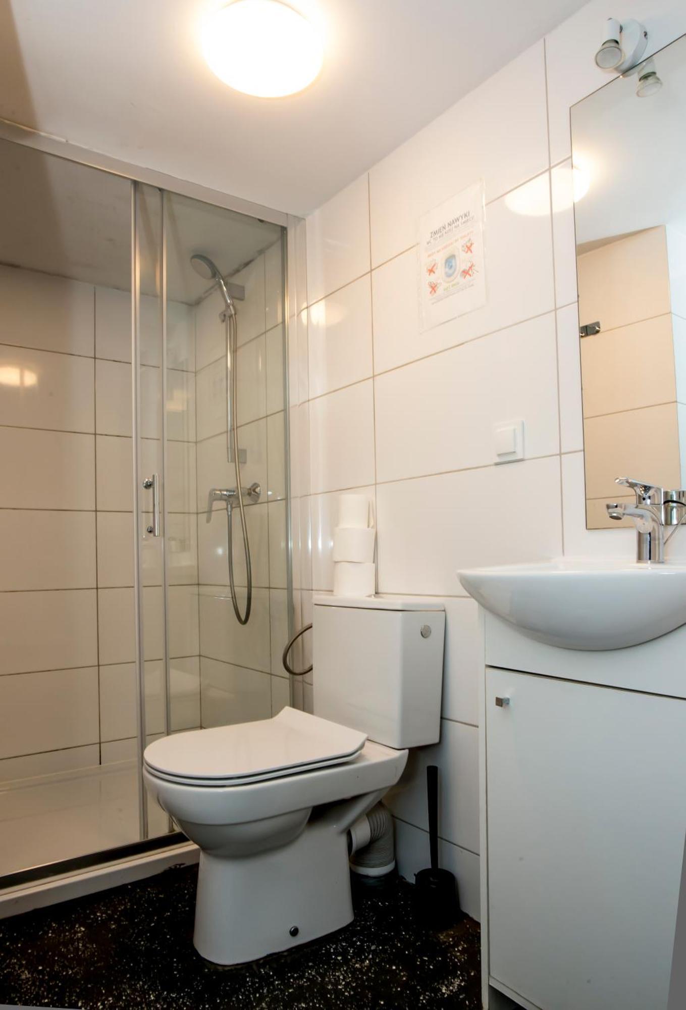 Twin Room Bathroom souterrain