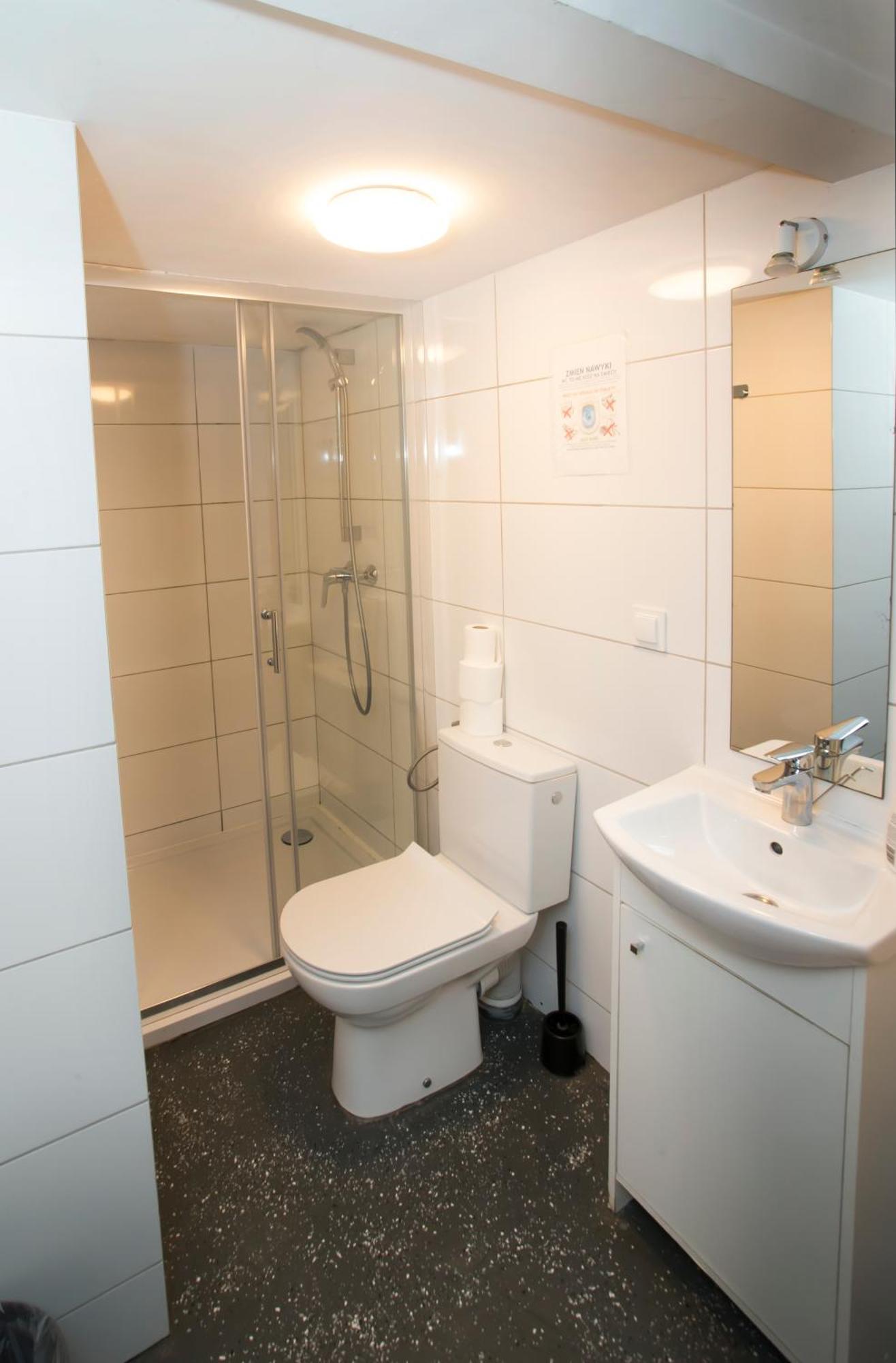 Twin Room Bathroom souterrain