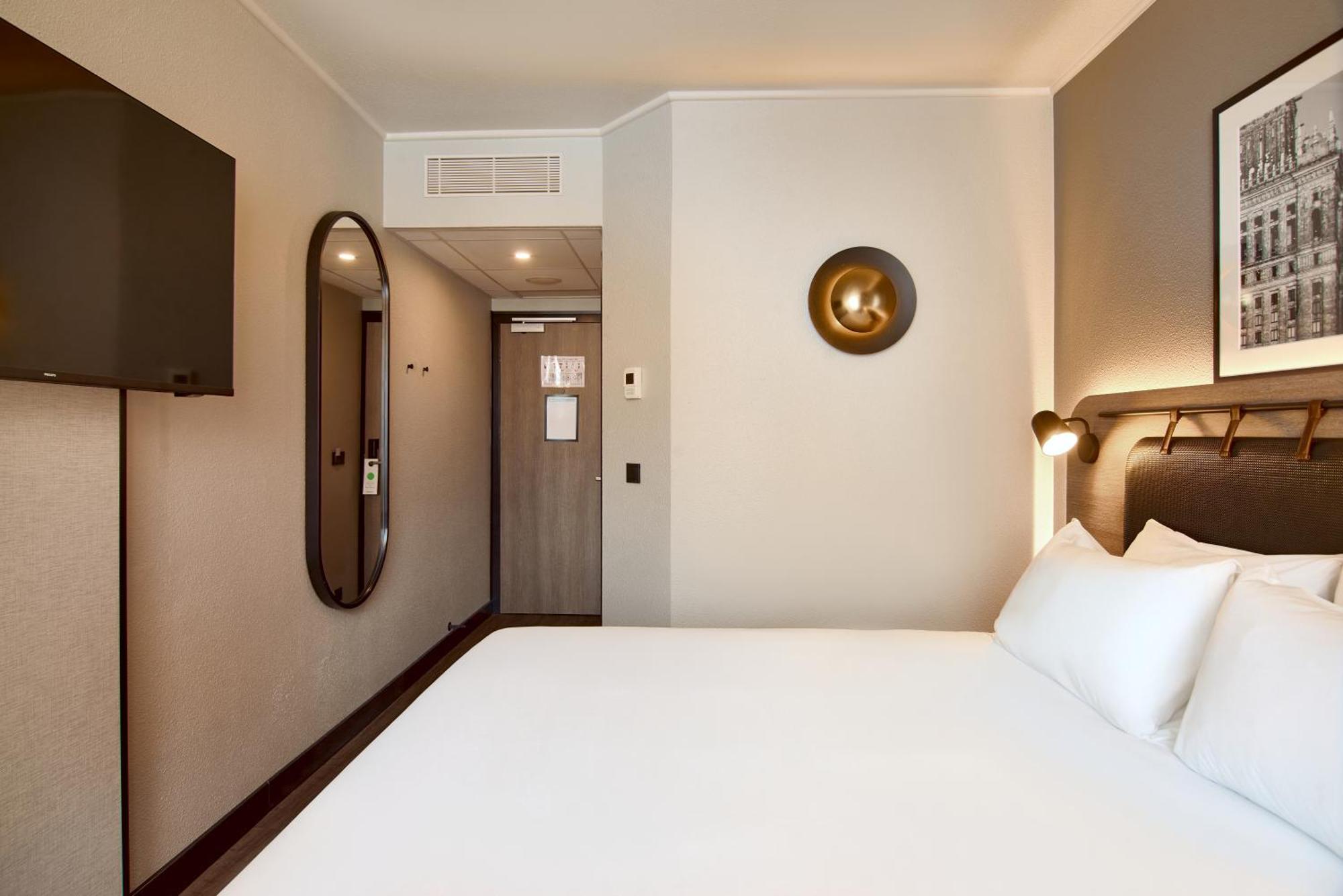 Superior Room 1 King Bed