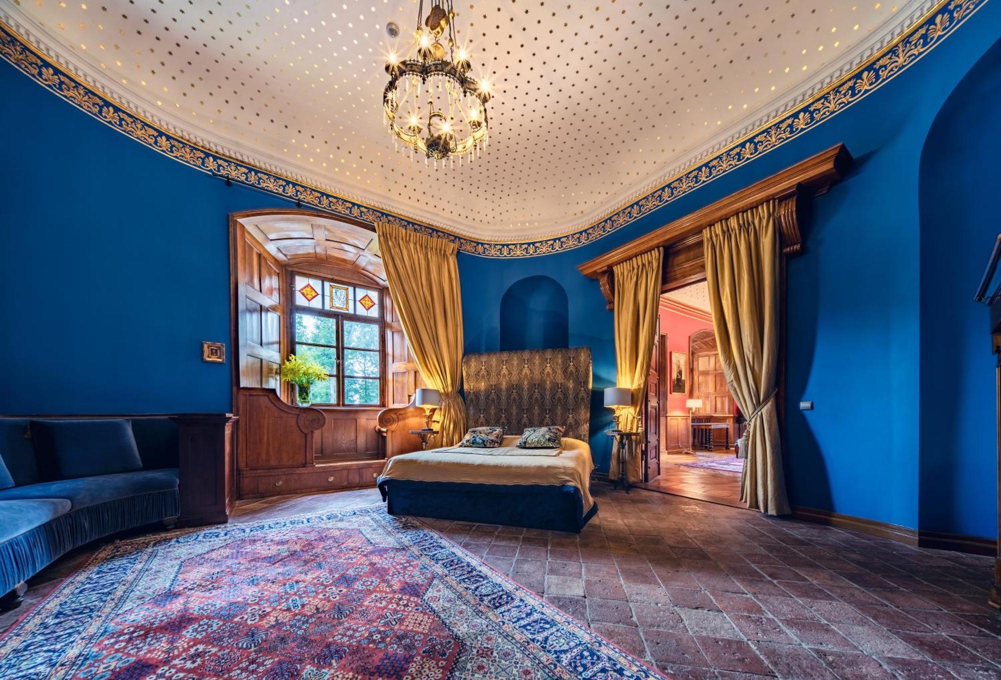 Deluxe One-Bedroom Apartment