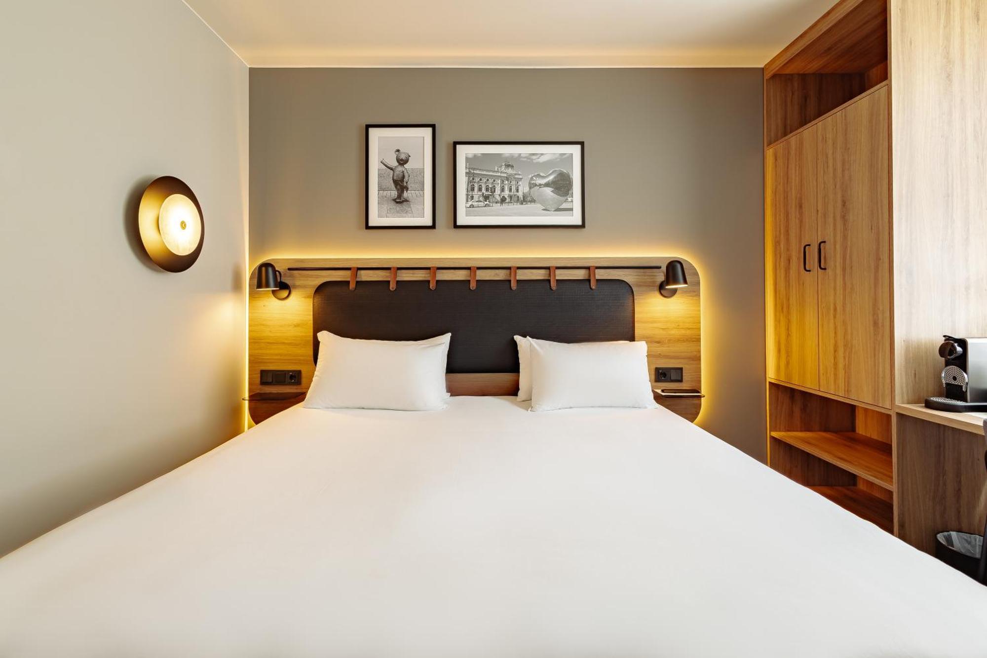 Superior Room 1 King Bed