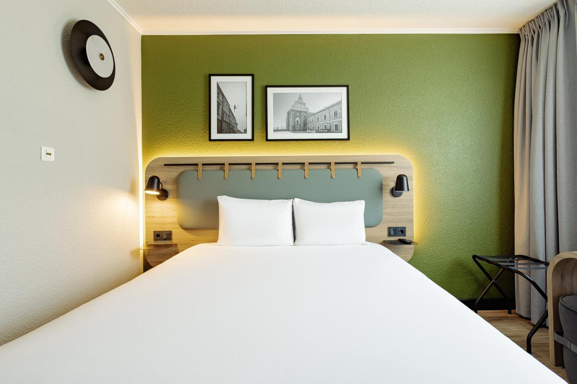 Standard Room 1 Queen Bed